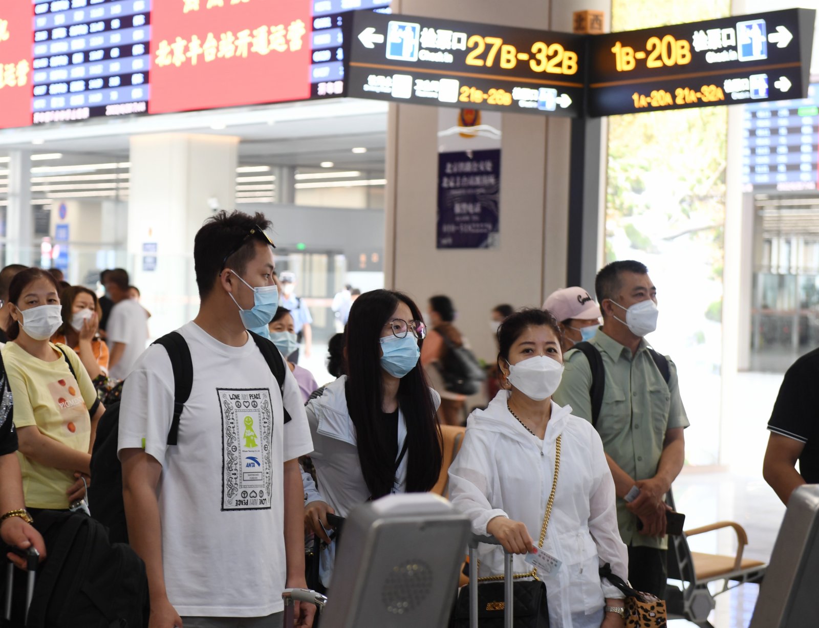  6月20日，旅客在北京豐台站等候進站乘車。（新華社）