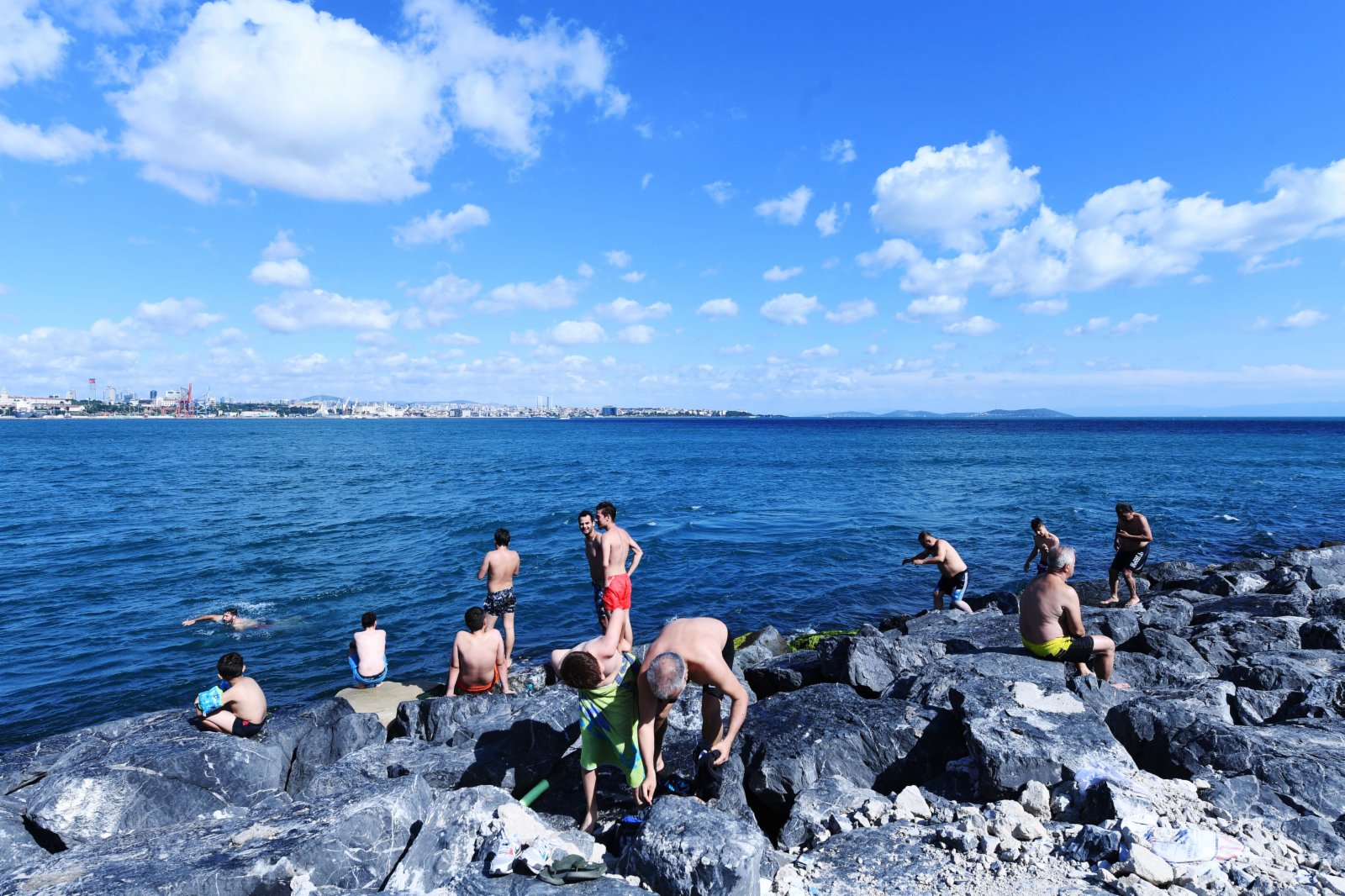人們在土耳其伊斯坦布爾的博斯普魯斯海峽休閒。（新華社）