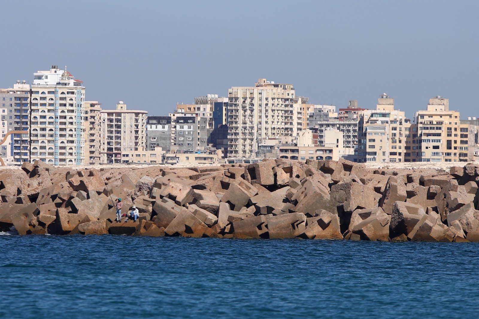 這是6月19日在埃及亞歷山大拍攝的放置在近海處的混凝土防浪構件。