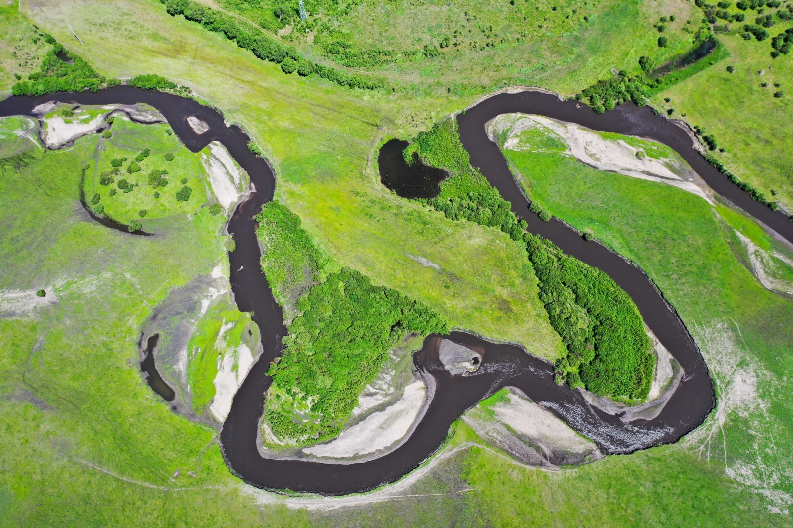 這是6月23日拍攝的烏蘭毛都草原上的河流（無人機照片）。（新華社）
