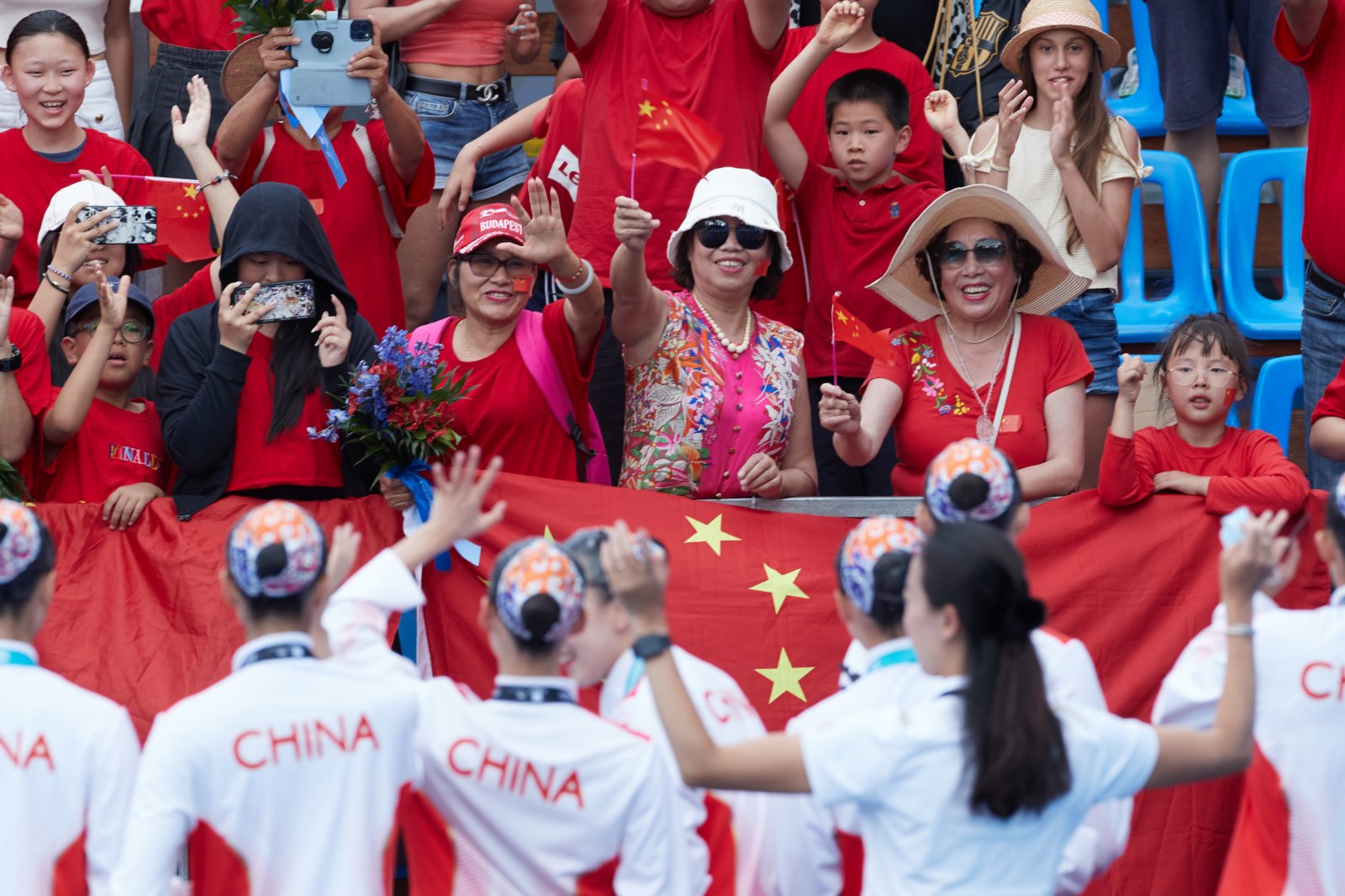 中國隊選手在比賽後向觀眾致意。（新華社）