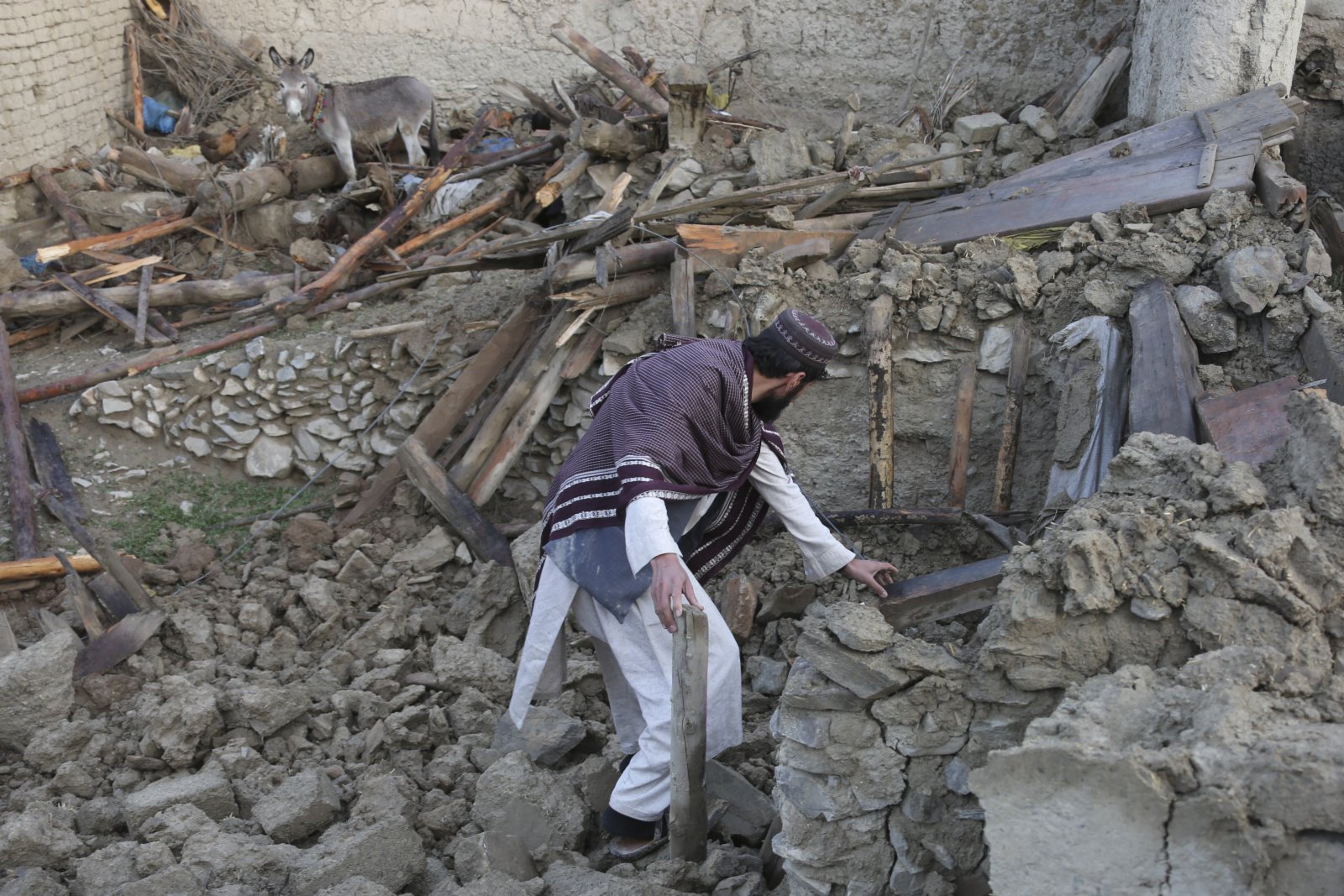 阿富汗帕克提卡省地震災區的房屋廢墟。（新華社）