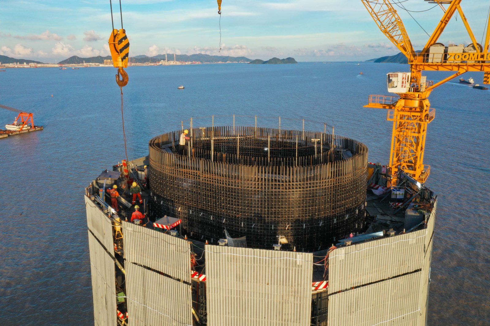 施工人員在黃茅海大橋東塔中部塔柱施工（6月27日攝，無人機照片）。（新華社）