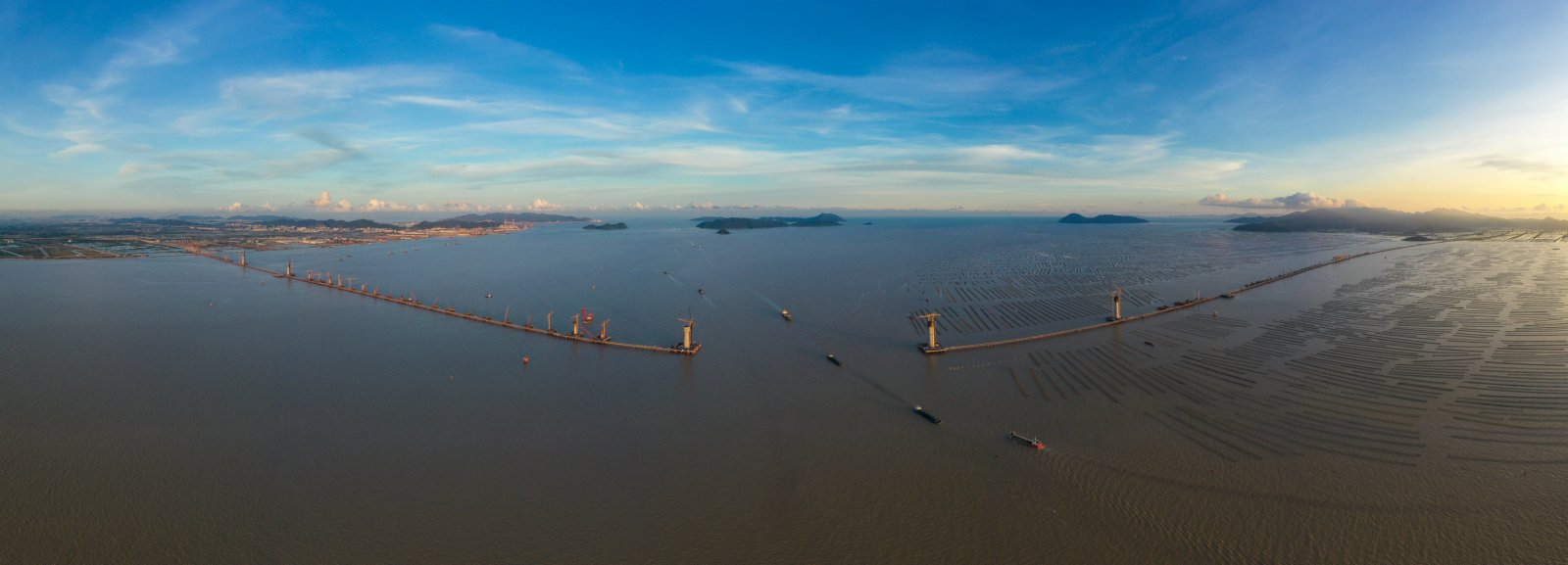 正在建設中的黃茅海跨海通道橫跨珠江口崖門入海口（6月27日攝，無人機全景照片）。（新華社）
