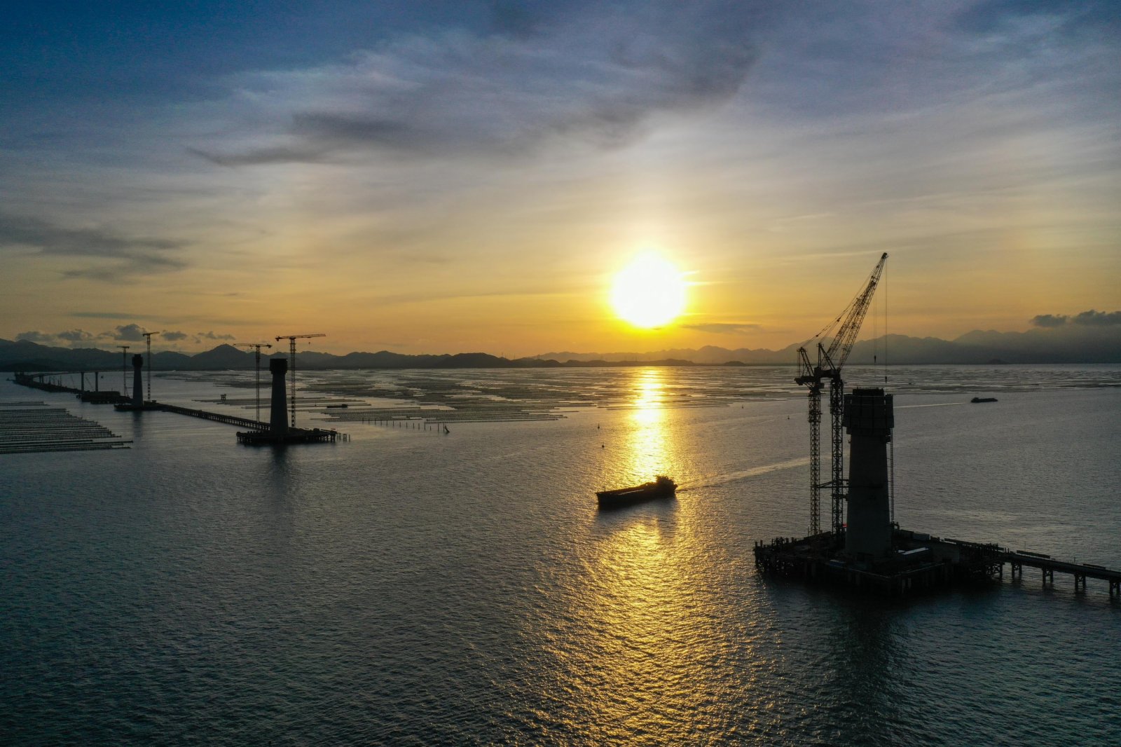 夕陽下的黃茅海大橋三座塔柱（6月27日攝，無人機照片）。（新華社）