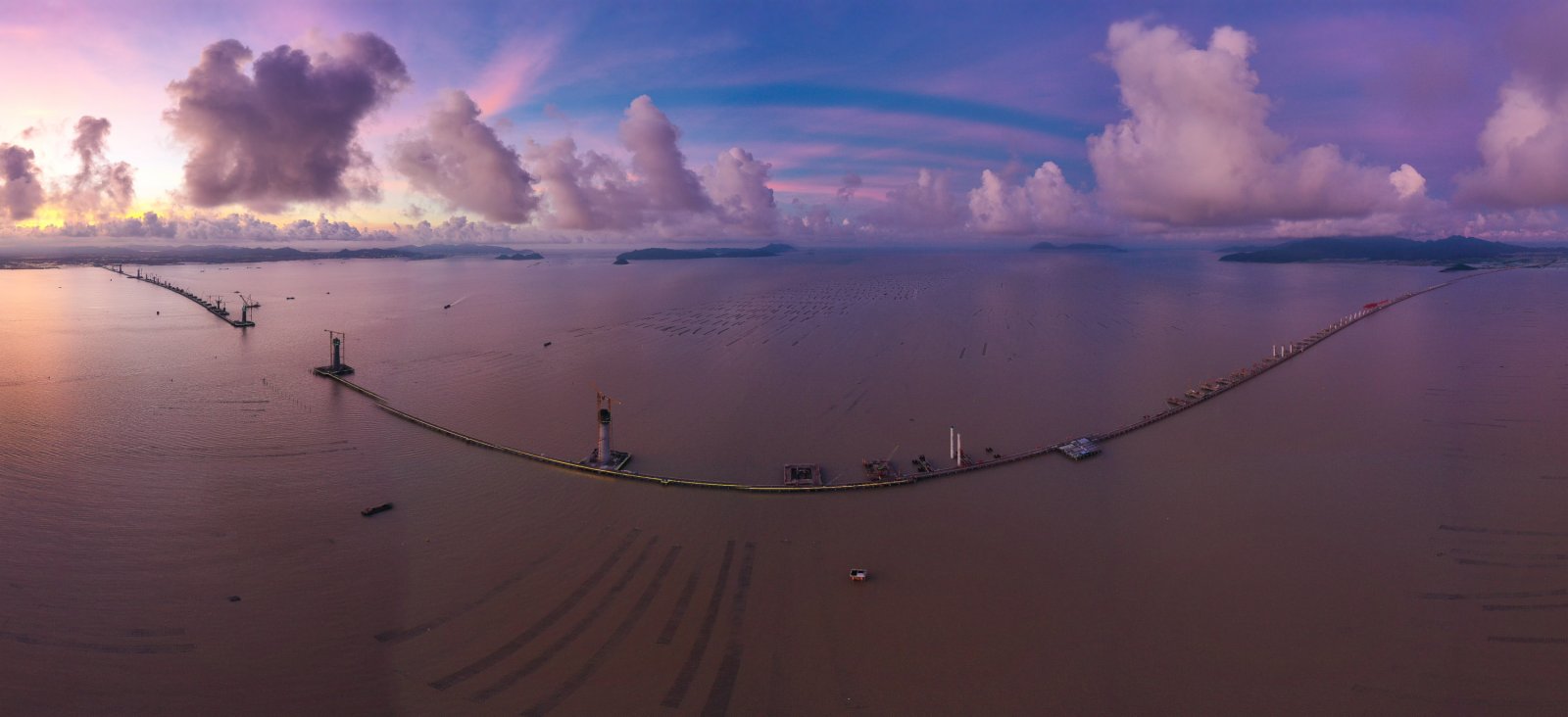 正在建設中的黃茅海跨海通道橫跨珠江口崖門入海口（6月28日攝，無人機全景照片）。（新華社）