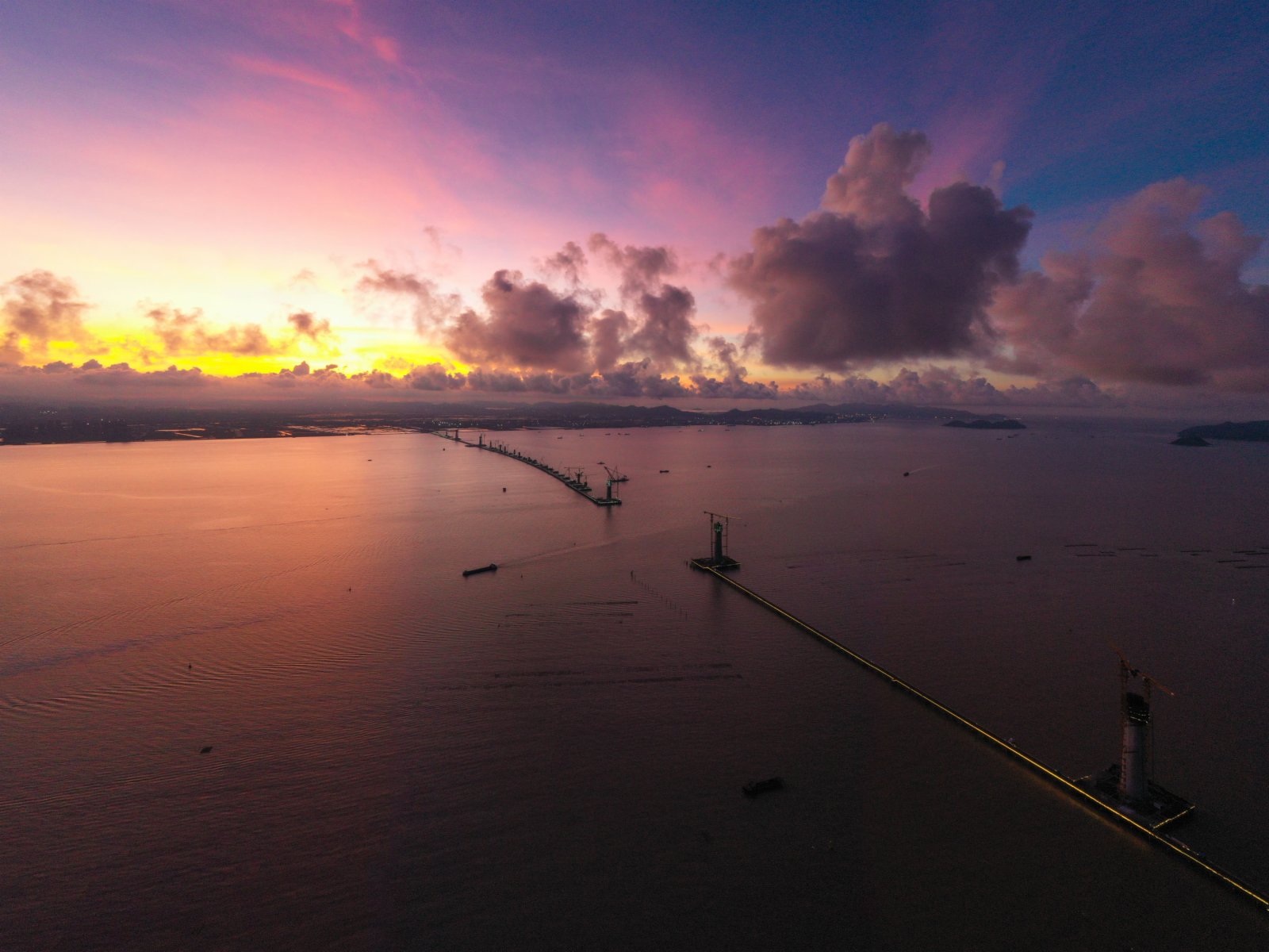 晨曦中的黃茅海大橋三座塔柱（6月28日攝，無人機照片）。（新華社）