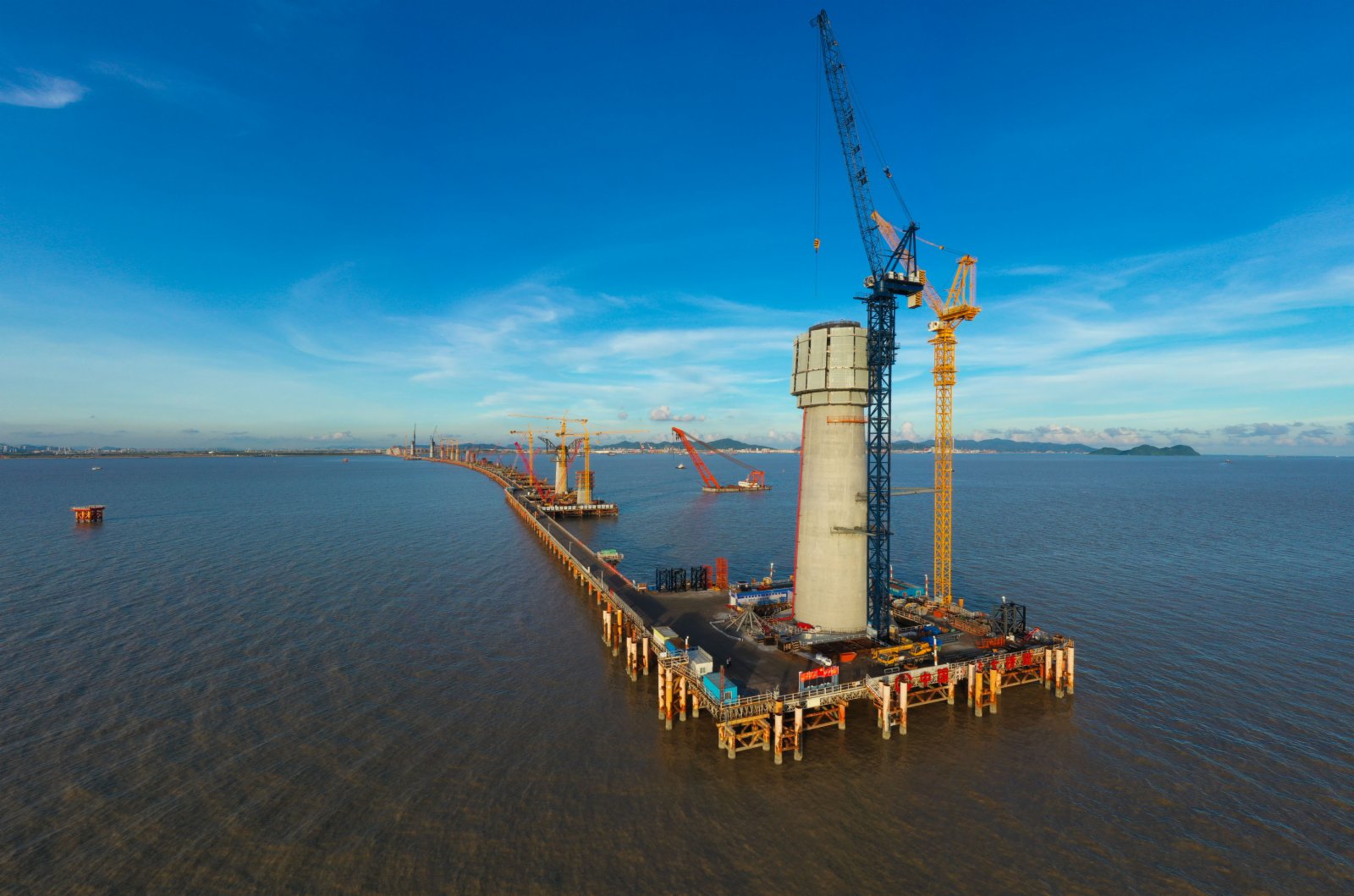 黃茅海大橋東塔開始中部塔柱施工（6月27日攝，無人機照片）。（新華社）