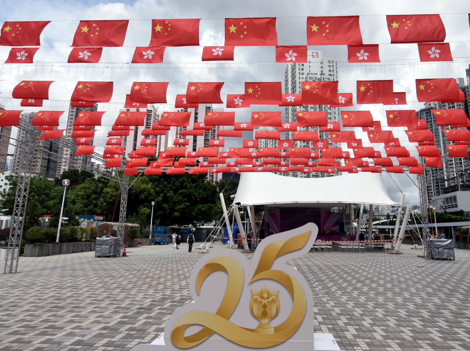 6月29日在香港街頭拍攝的五星紅旗和紫荊花區旗。