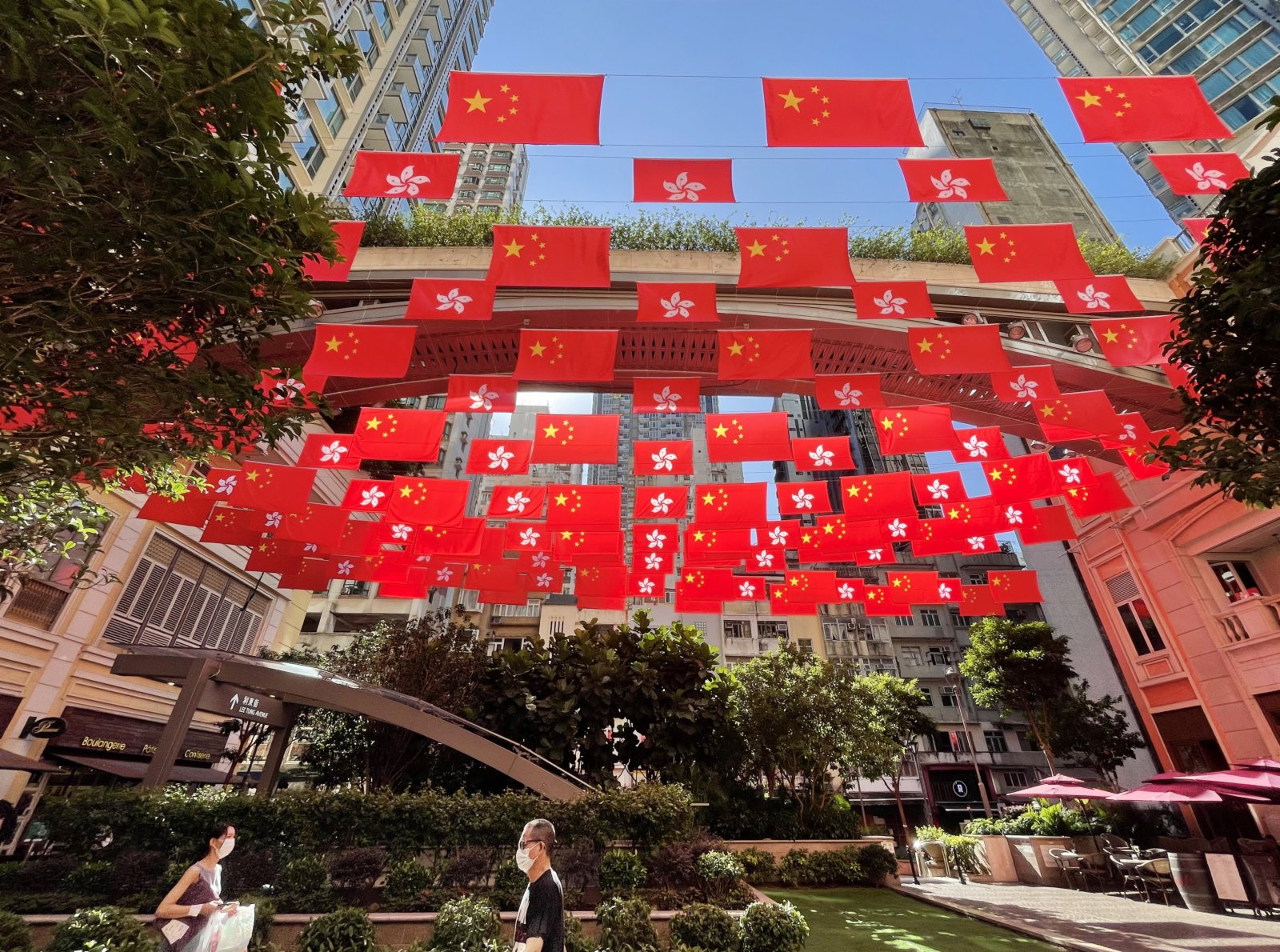 6月28日拍攝的香港利東街懸掛的五星紅旗和紫荊花區旗。