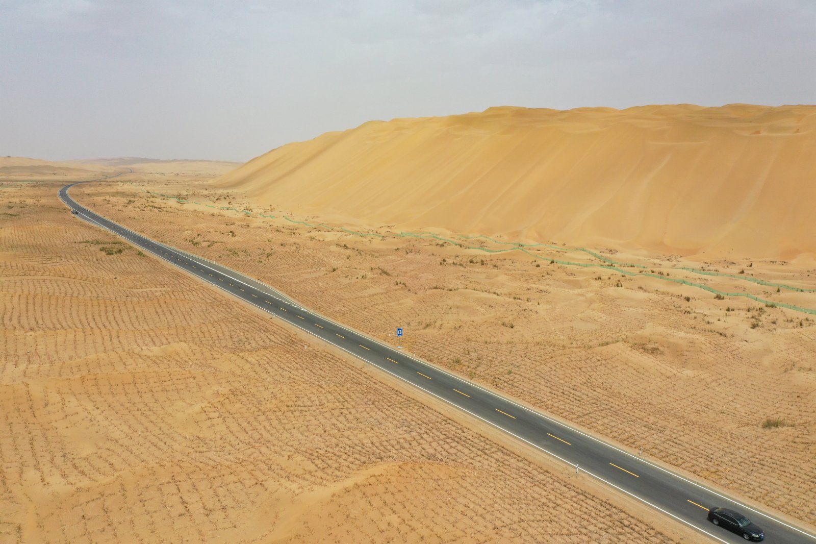 6月25日拍攝的尉犁至且末沙漠公路