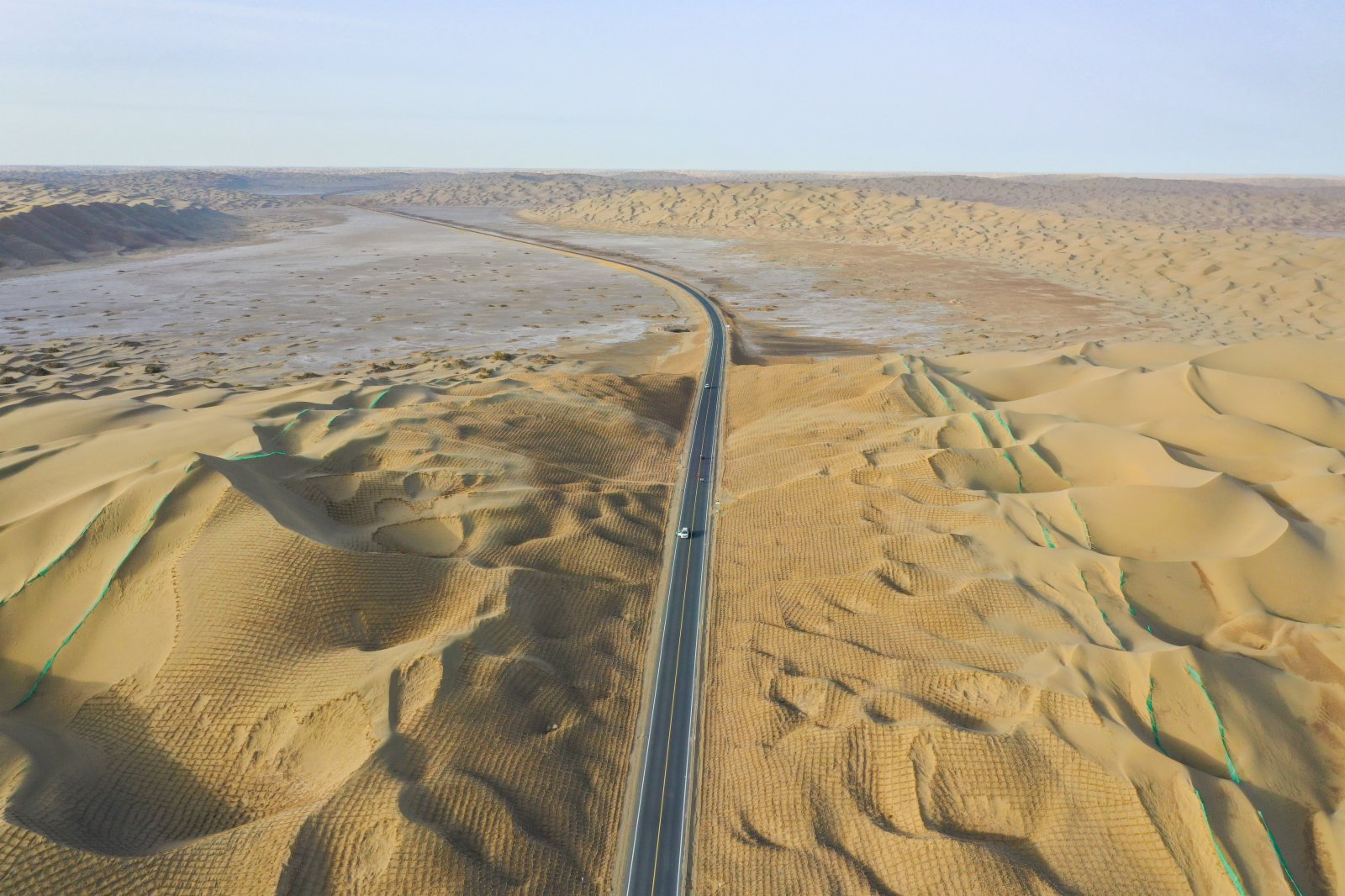 6月23日拍攝的尉犁至且末沙漠公路