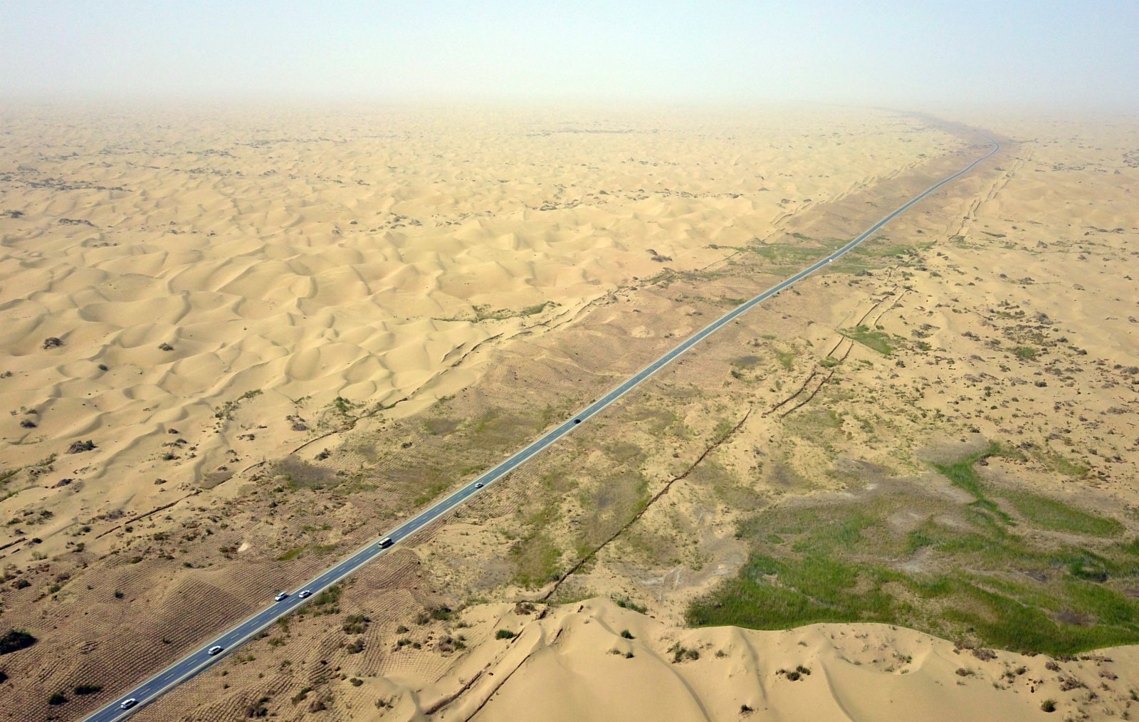 6月30日，車輛行駛在尉犁至且末沙漠公路上