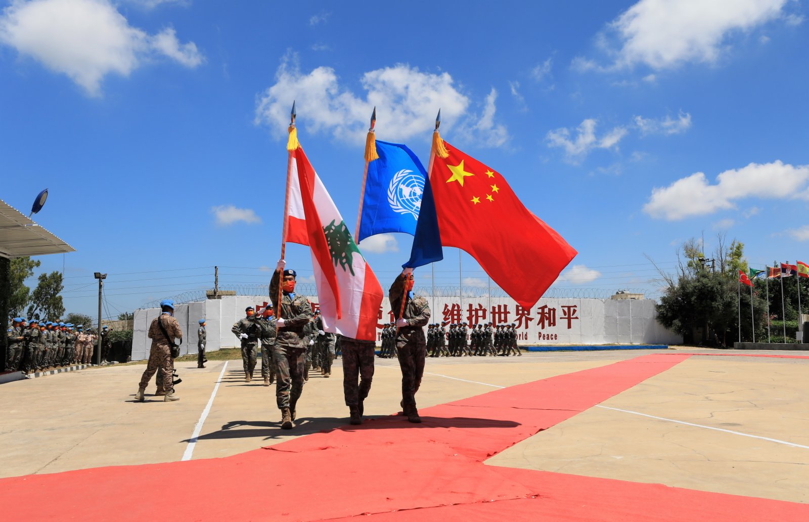 7月1日，在黎巴嫩南部辛尼亞村的中國維和部隊營區，中國維和部隊官兵在受勳後通過觀禮台。（新華社）