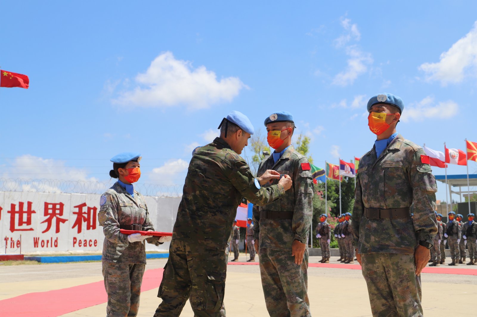 7月1日，在黎巴嫩南部辛尼亞村的中國維和部隊營區，聯黎部隊司令拉薩羅為中國維和官兵代表佩戴聯合國「和平勛章」。（新華社）