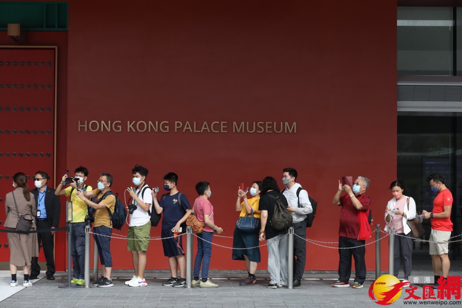不少市民於香港故宮博物館開放前便在門外排隊等候。（香港文匯報記者萬霜靈攝）