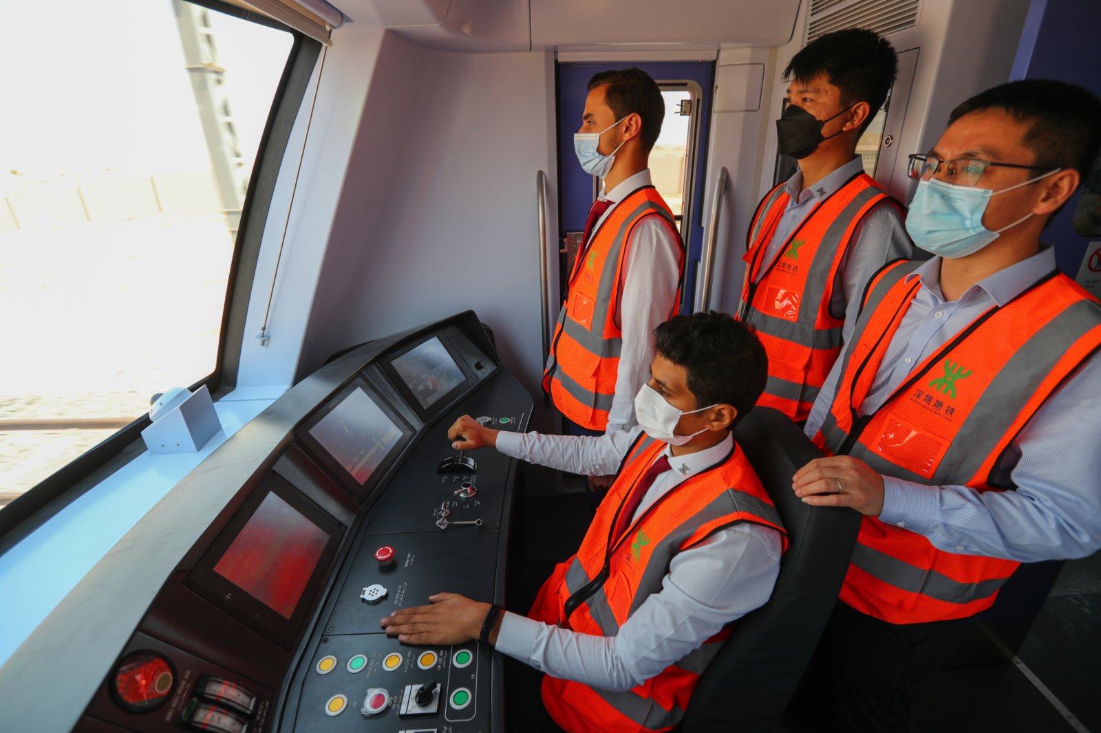 在埃及開羅東部，中方工作人員監看由中國培訓的埃及輕軌列車駕駛員駕駛一輛試運行的輕軌列車。（新華社）