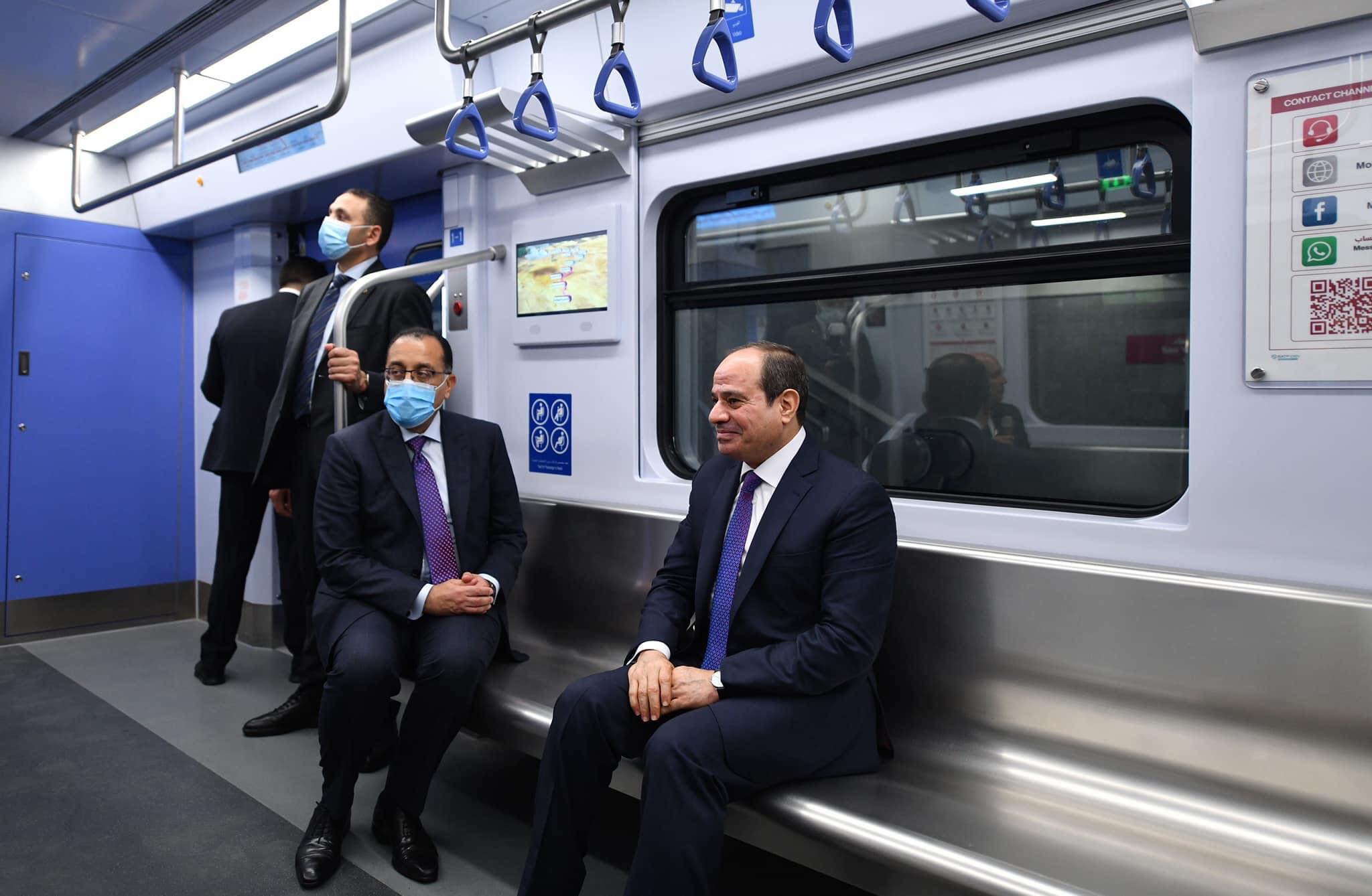  7月3日，埃及總統塞西（右一）和總理馬德布利（右二）在開羅出席齋月十日城輕軌鐵路通車試運行活動。（新華社）