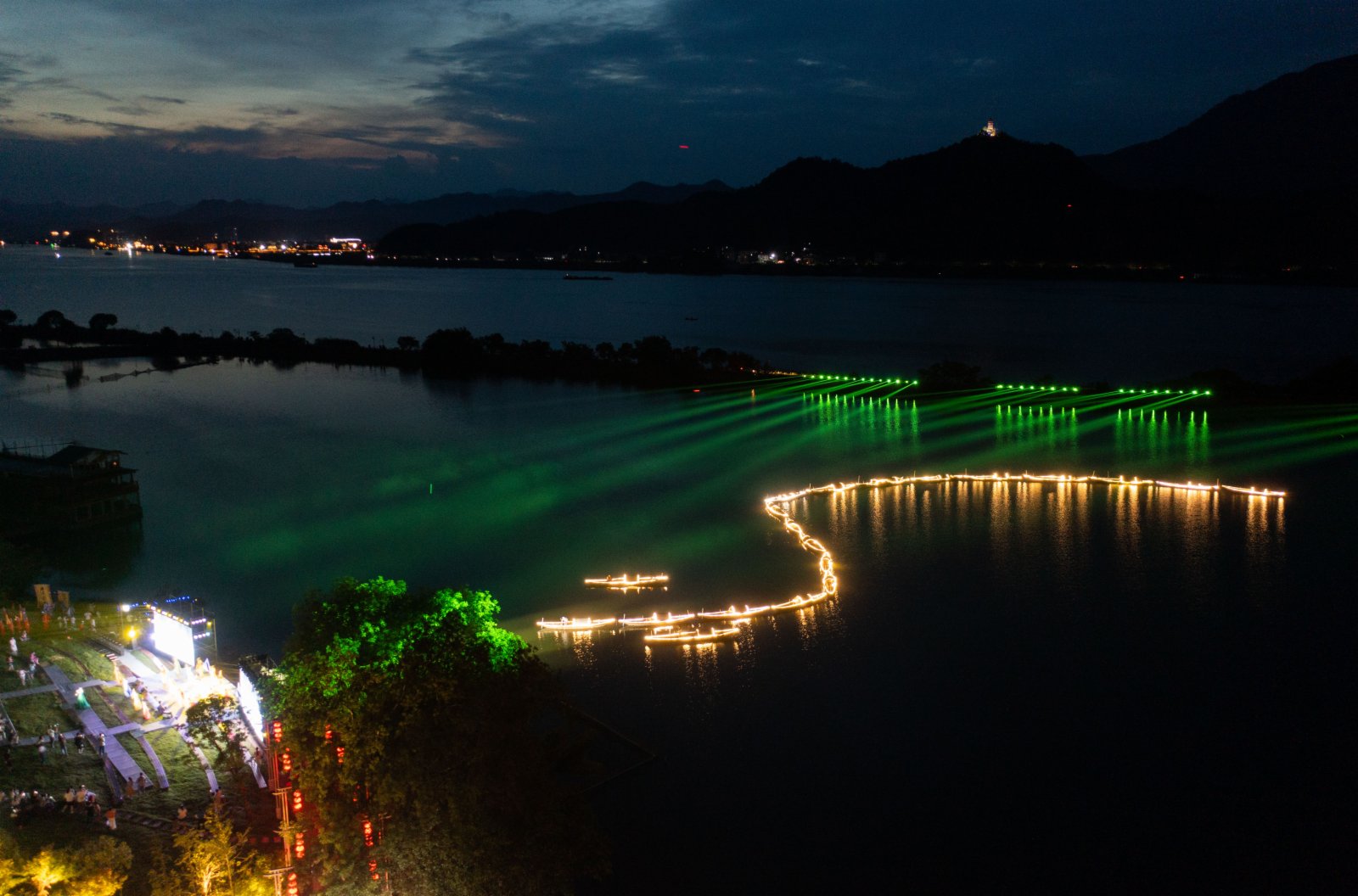 7月3日，三都漁村旁的江面上船隊船燈亮起（無人機照片）。（新華社）