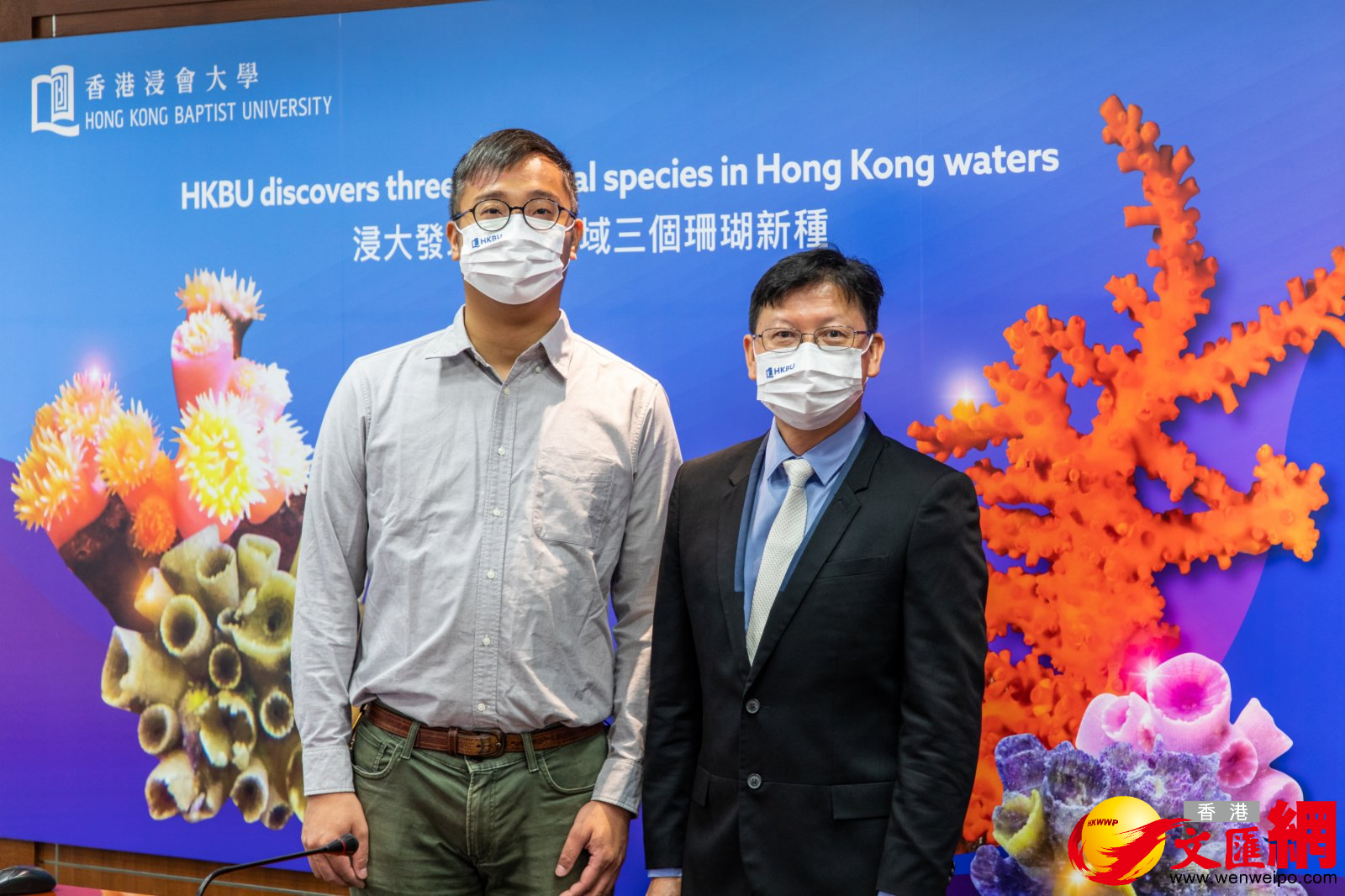 新物種由浸大生物系教授邱建文（右）及碩士研究生姚景峰（左）發現。（香港文匯報記者攝）