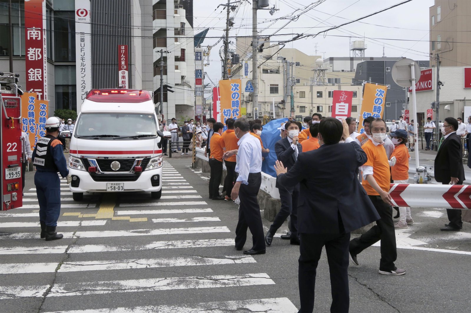 日本前首相安倍晉三被槍擊後救護車抵達現場。（美聯社）