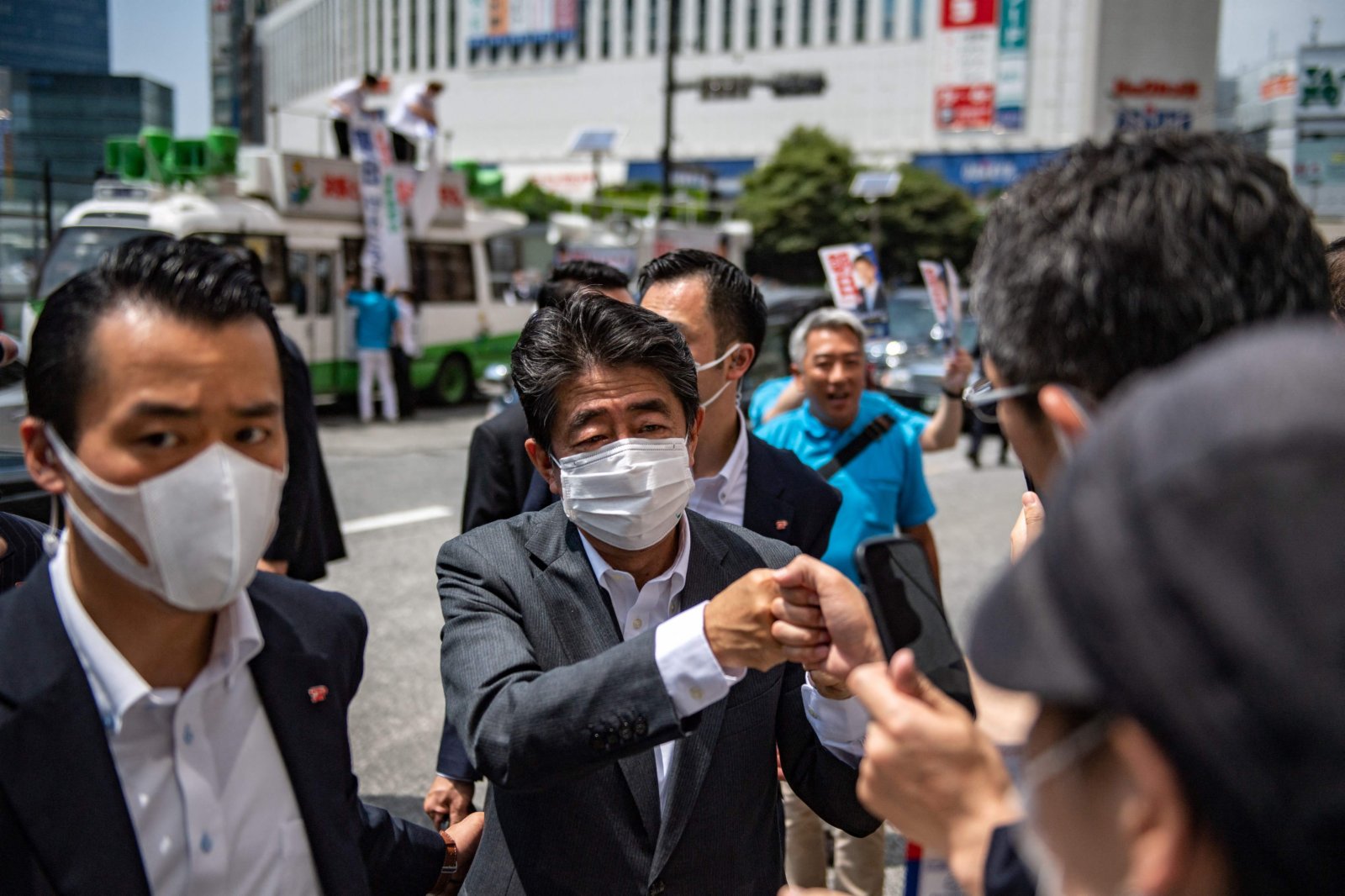 中槍前，日本前首相安倍晉三在奈良的競選活動中與支持者互動。（法新社）