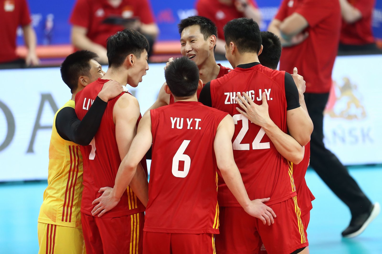 中國隊球員在比賽中慶祝得分。