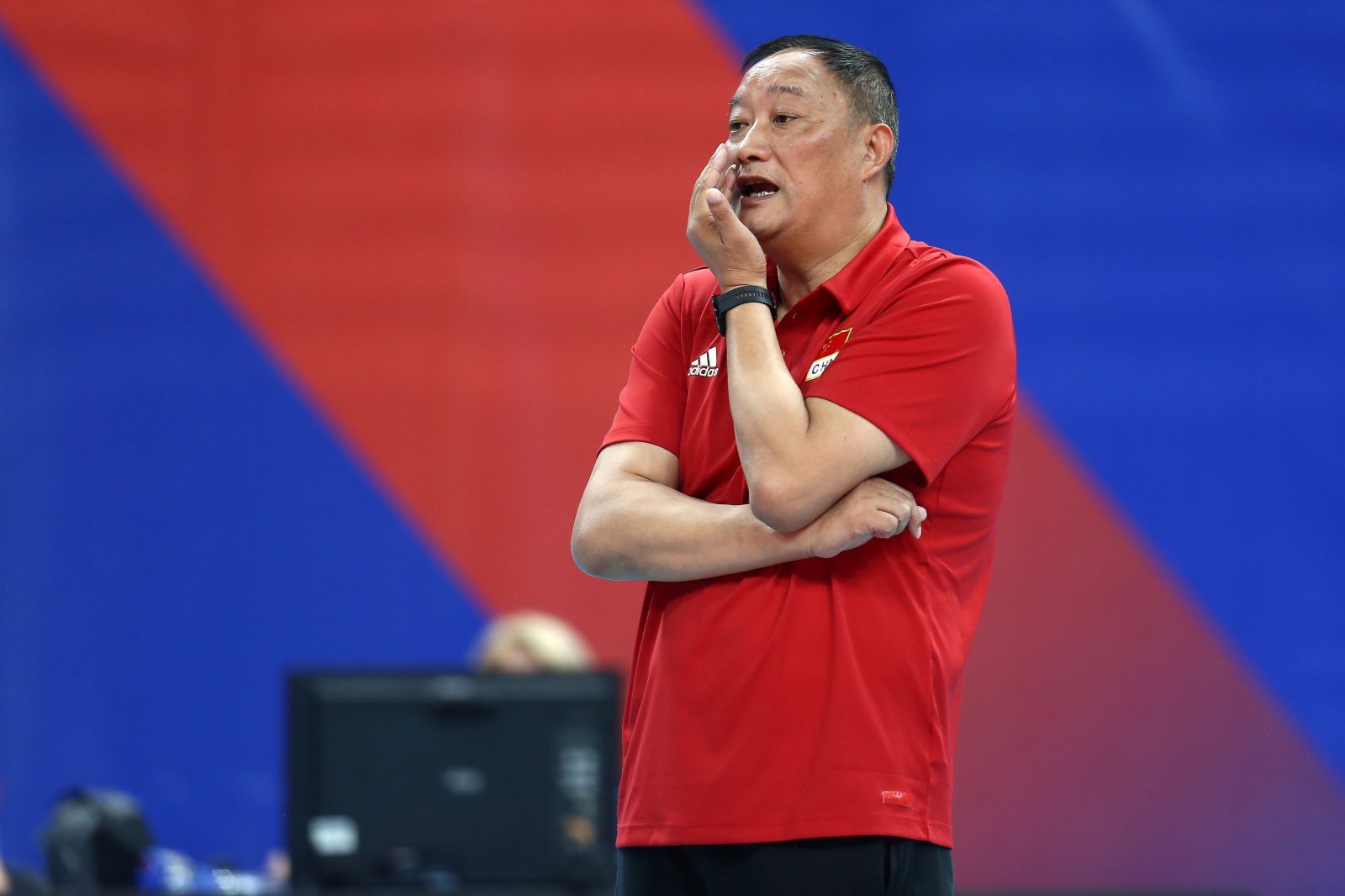中國隊主教練吳勝在場邊指揮。