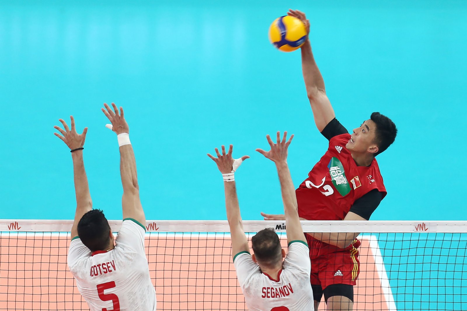 中國隊球員張景胤（右）在比賽中進攻。