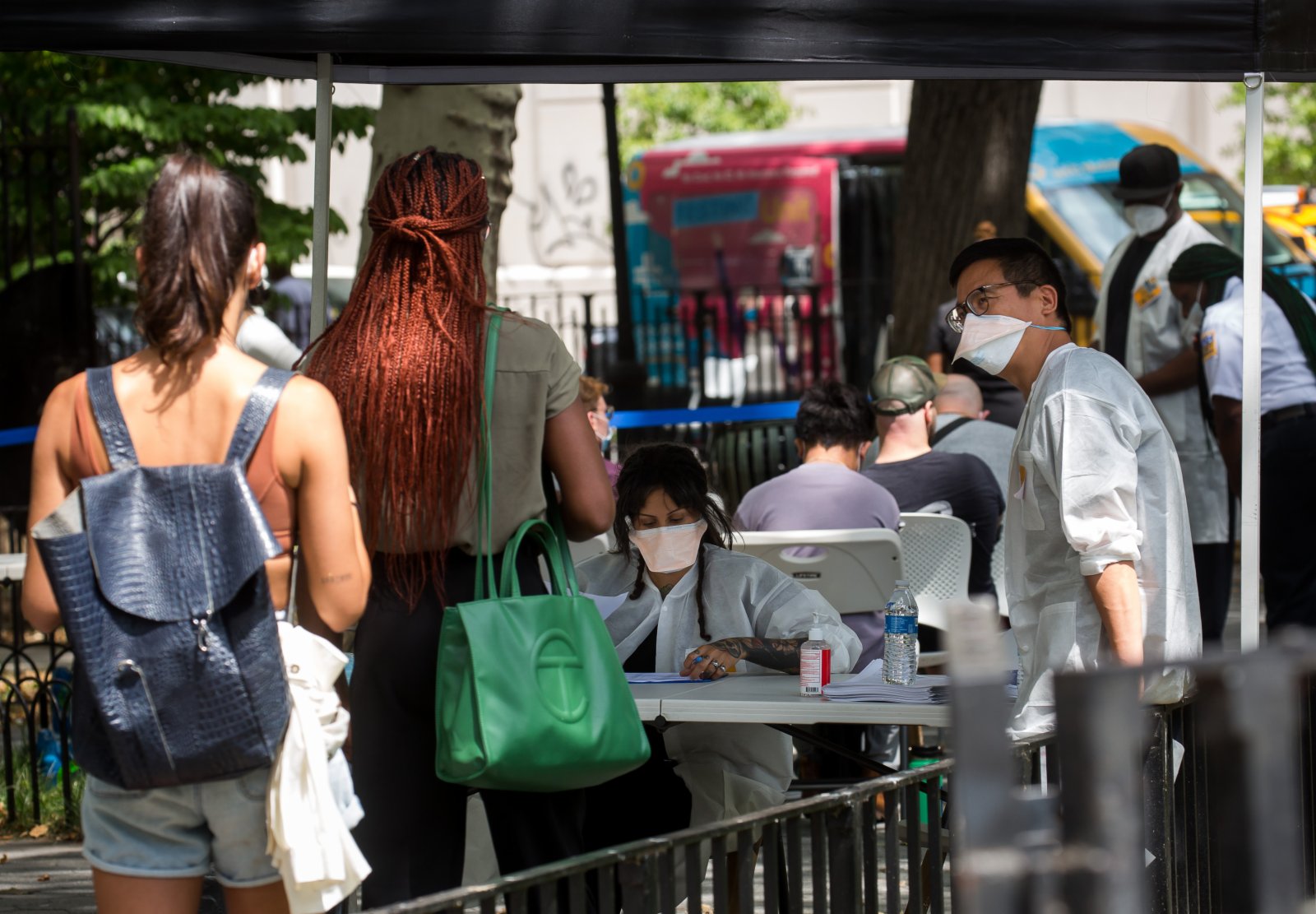 7月14日，人們在美國紐約一處疫苗接種點等待接種猴痘疫苗。（新華社）
