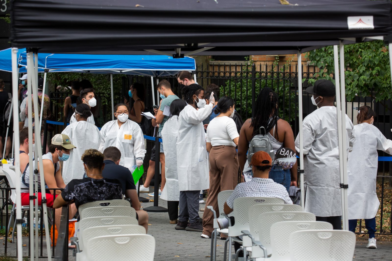 7月14日，人們在美國紐約一處疫苗接種點等待接種猴痘疫苗。（新華社）