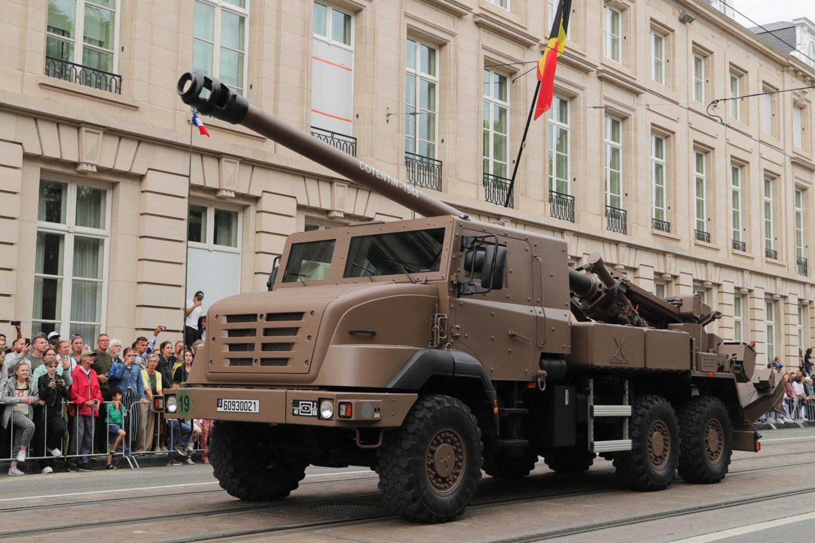這是7月21日在比利時布魯塞爾的國慶日慶祝活動上拍攝的自行火炮。（新華社）
