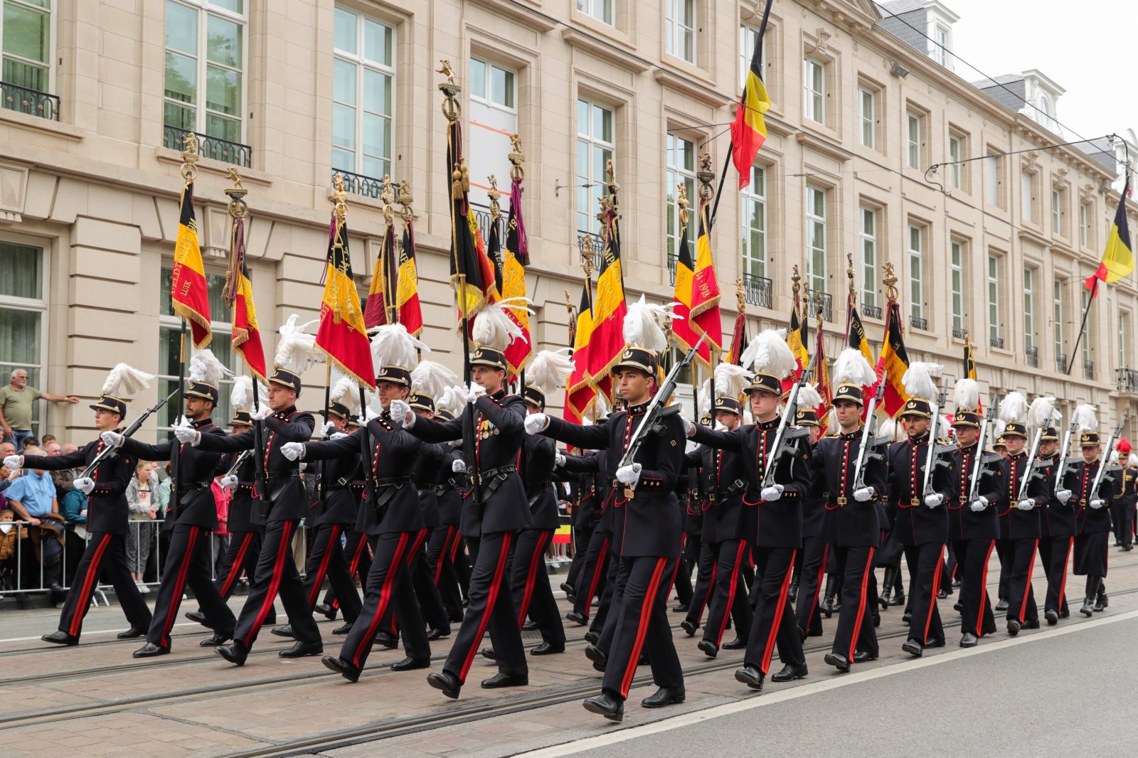 7月21日，軍人在比利時布魯塞爾參加國慶日慶祝活動。（新華社）