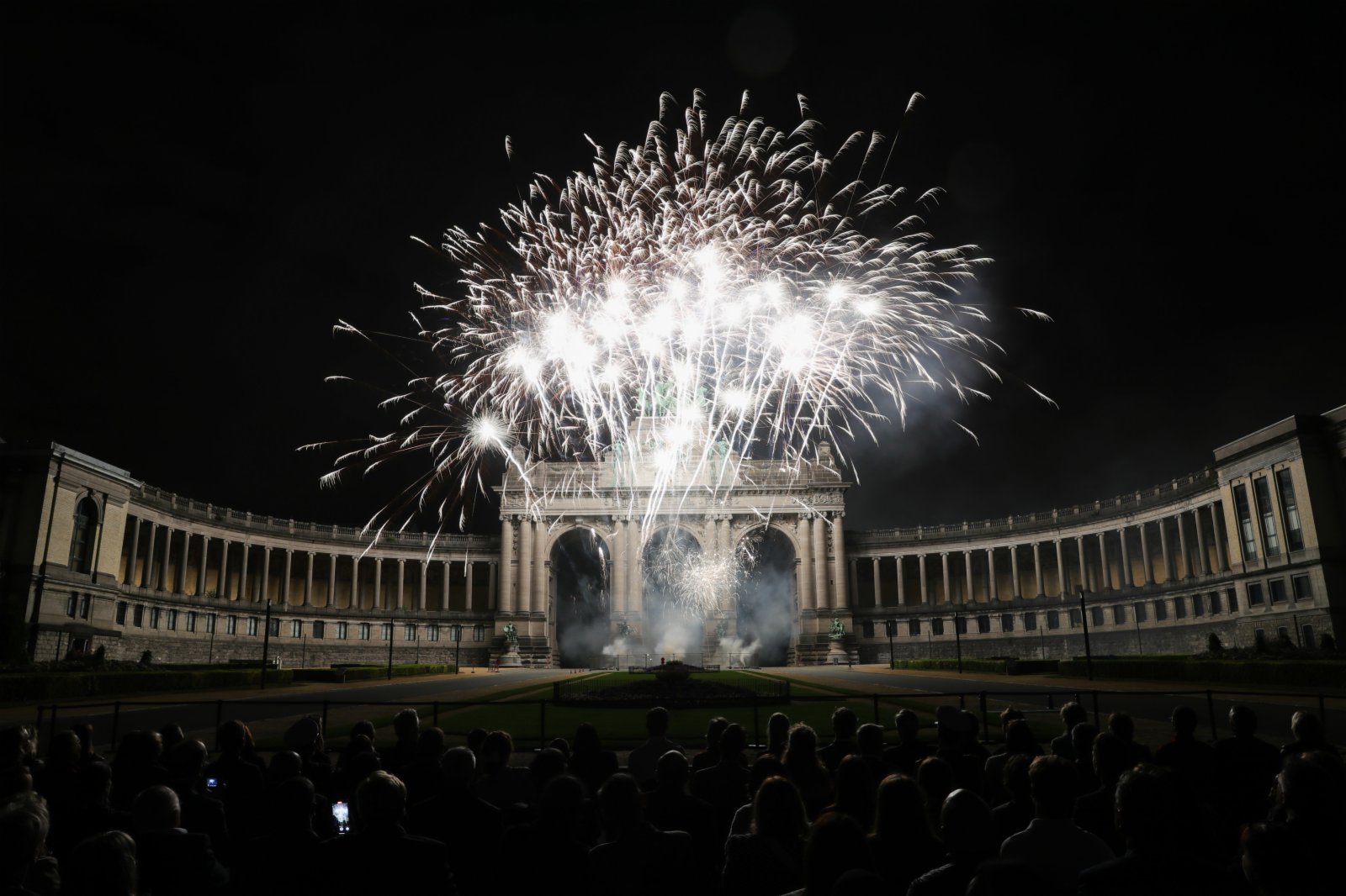 7月21日，煙花在比利時首都布魯塞爾的五十周年紀念公園上空綻放。（新華社）