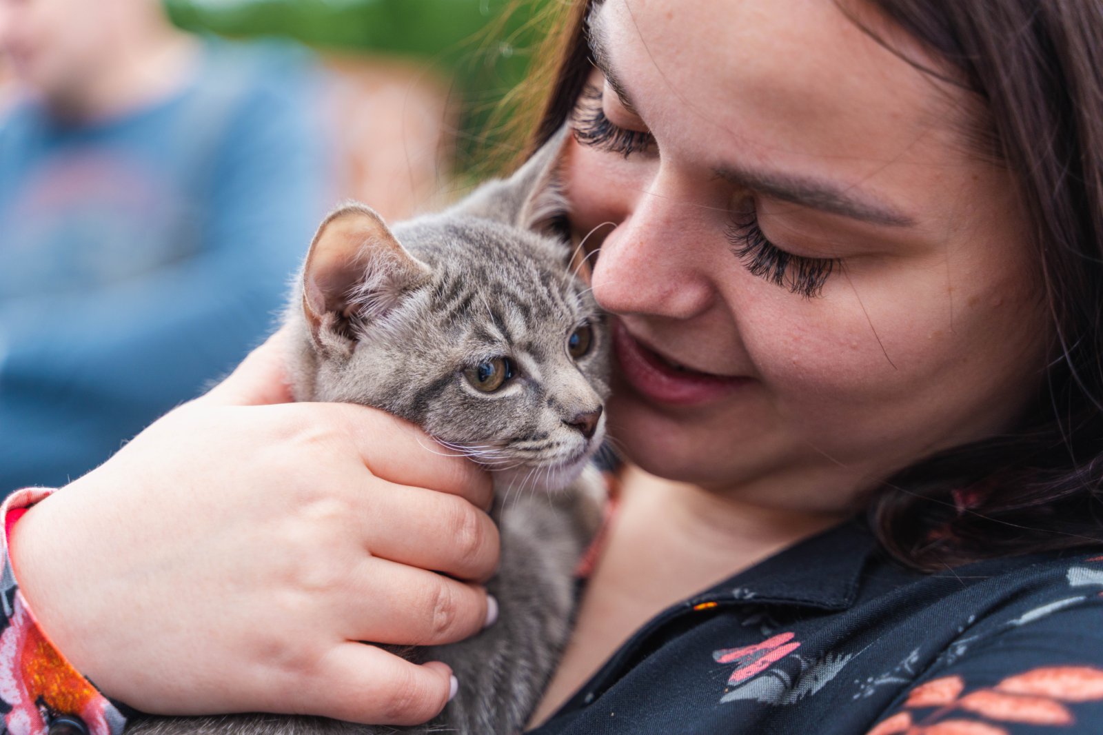 7月23日，在俄羅斯符拉迪沃斯托克市雷鎮公園內，一名女子抱着她領養的小貓。（新華社）