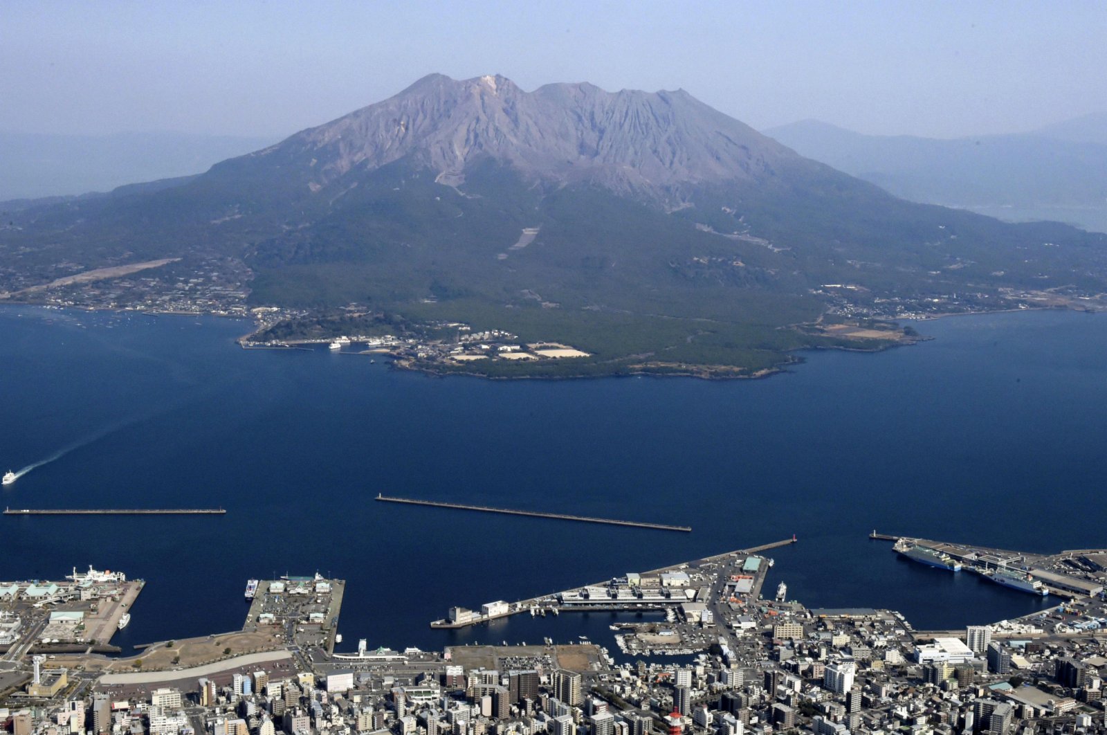 位於日本鹿兒島的櫻島火山發生大型噴發，暫無人員傷亡。（美聯社）