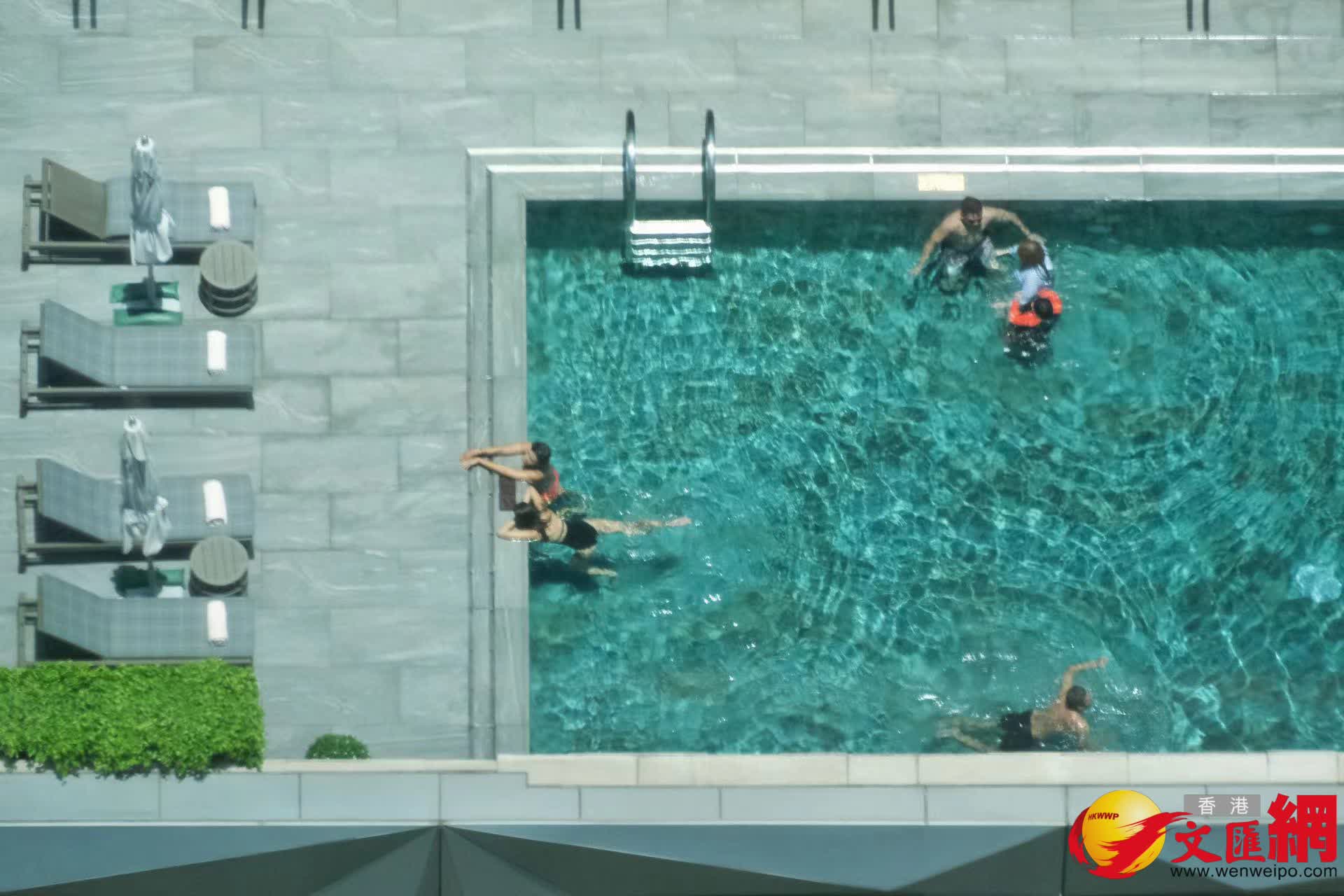 有市民通過游泳消暑。