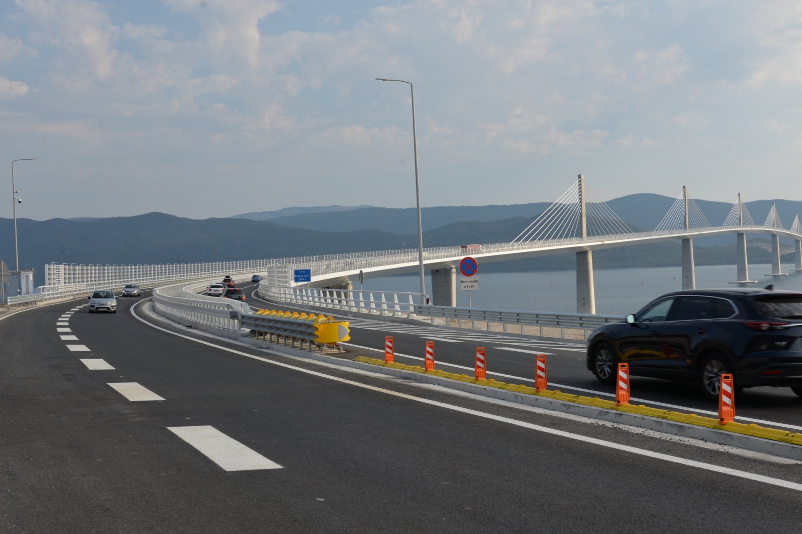 7月27日，在克羅地亞科馬爾納，車輛在佩列沙茨大橋上行駛。（新華社）