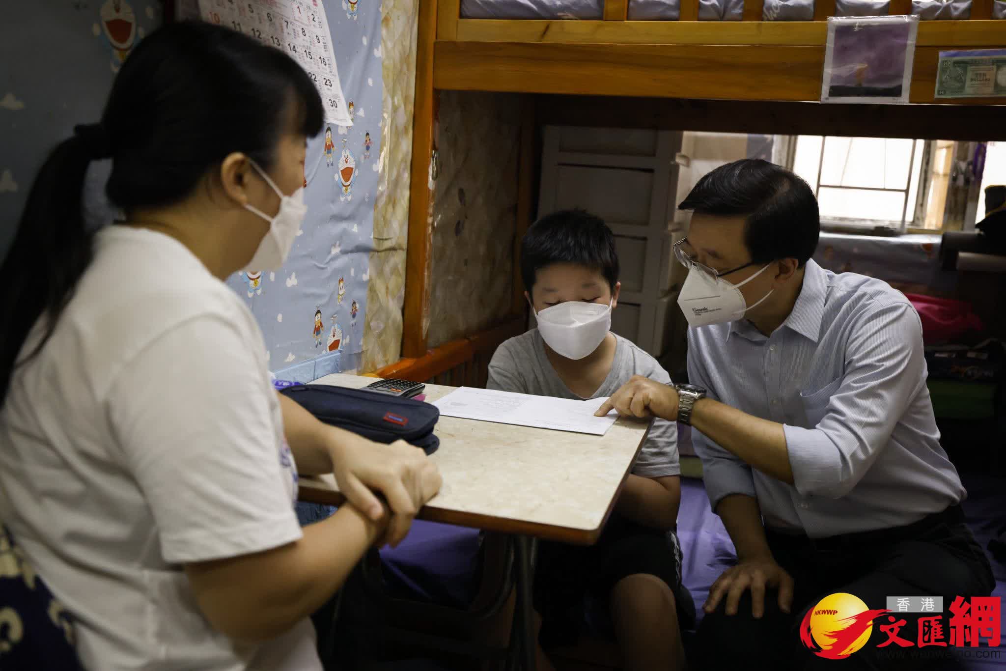 李家超和政務司司長陳國基探訪深水埗區的一個基層家庭，和即將升讀中二的李同學及他的家人見面。（李家超fb）