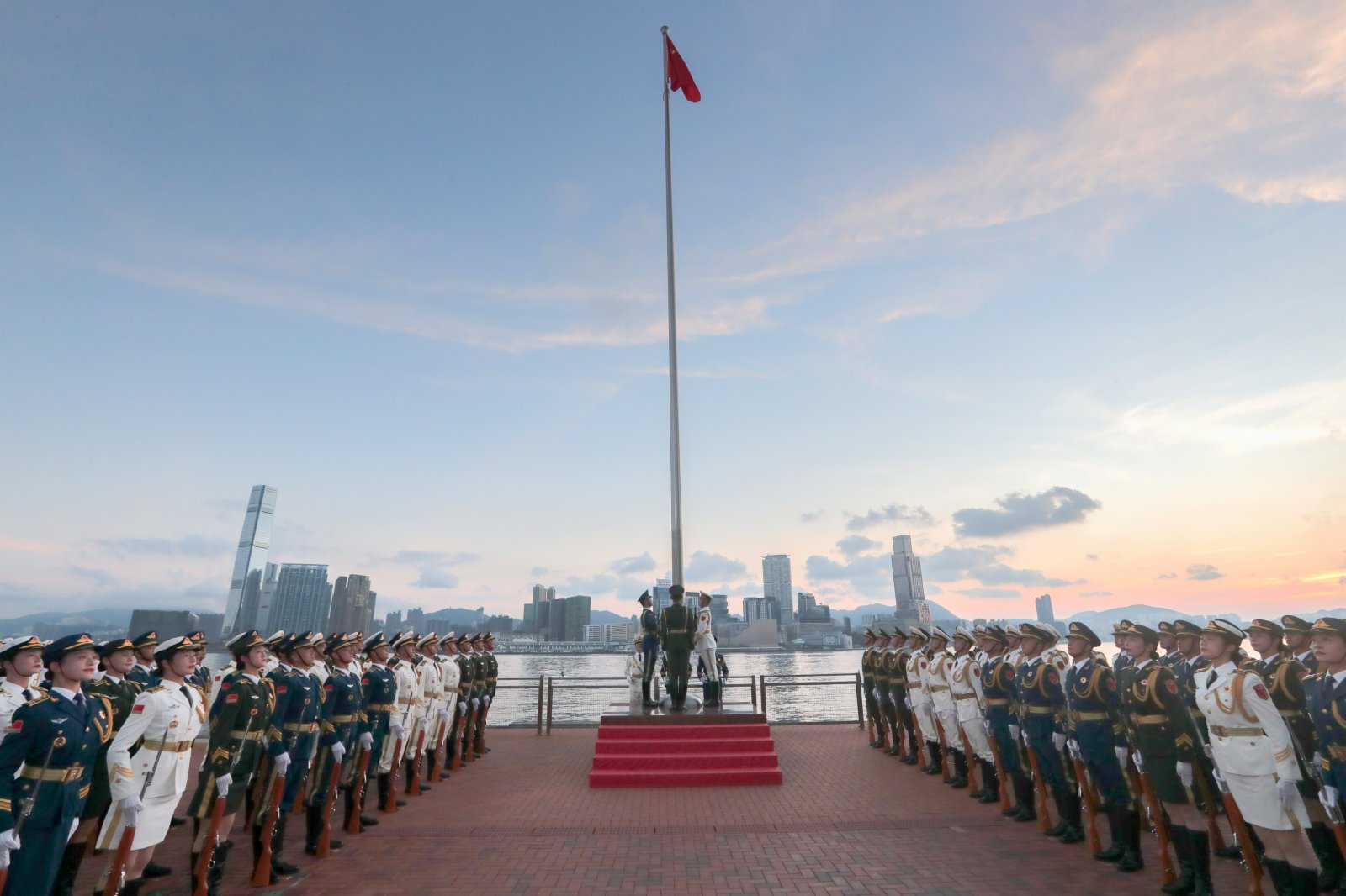 8月1日，為慶祝建軍95周年，中國人民解放軍駐香港部隊在中區軍用碼頭舉行升國旗儀式。中新社