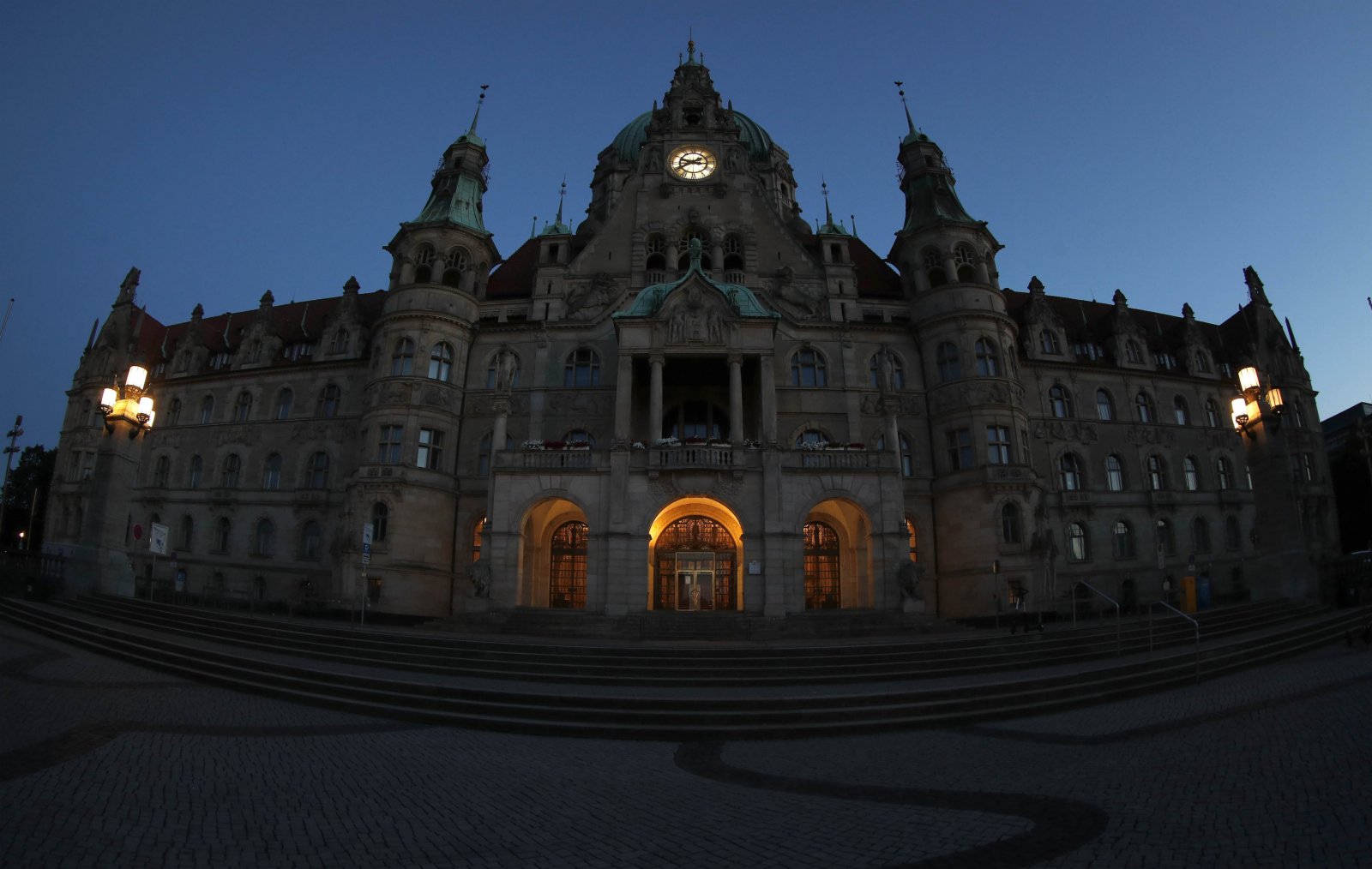 這是8月1日晚拍攝的德國漢諾威市政廳。新華社