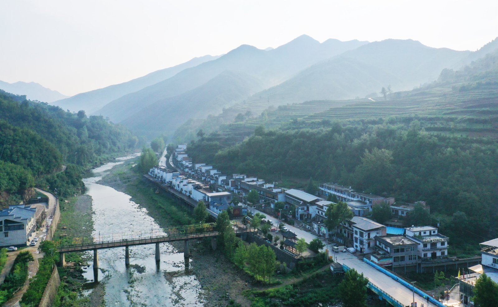 這是8月3日拍攝的河南省洛陽市嵩縣黃莊鄉三合村（無人機照片）。（新華社）