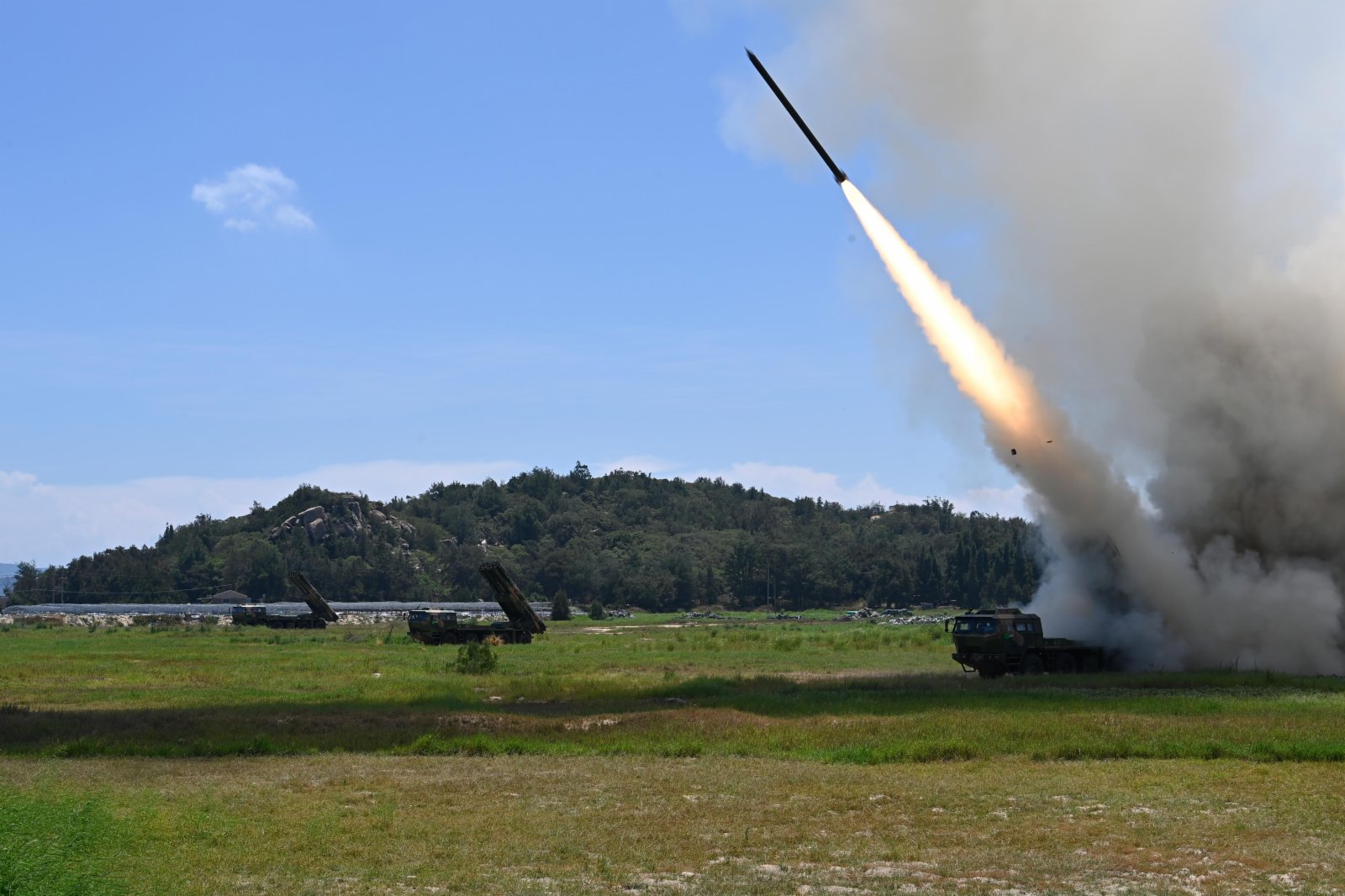 8月4日，東部戰區陸軍某旅組織遠火分隊在台灣海峽組織實彈射擊，完成精確打擊任務。這是發射現場。