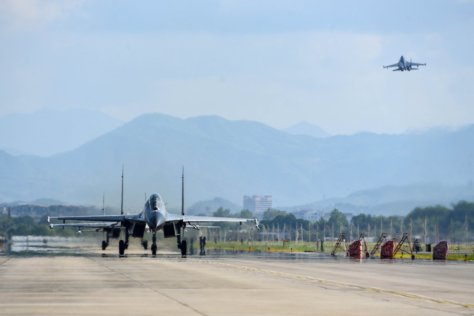 8月4日，東部戰區空軍航空兵某旅同時出動多架戰機，飛赴台島周邊海域執行任務，進一步檢驗部隊實戰能力。這是戰機編隊出動。