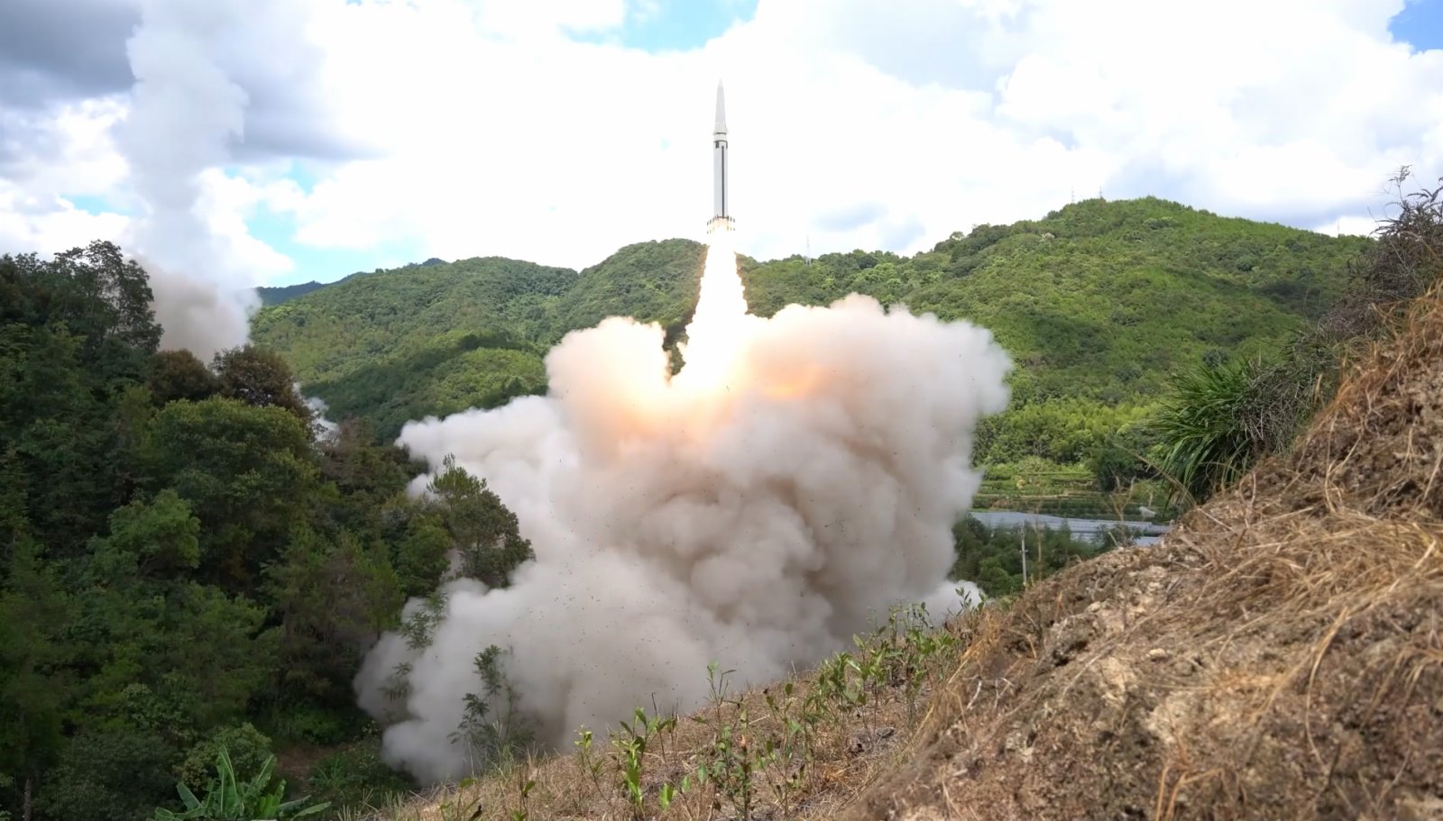 8月4日，東部戰區火箭軍對台島東部外海預定海域實施火力突擊。這是導彈發射升空（視頻截圖）。