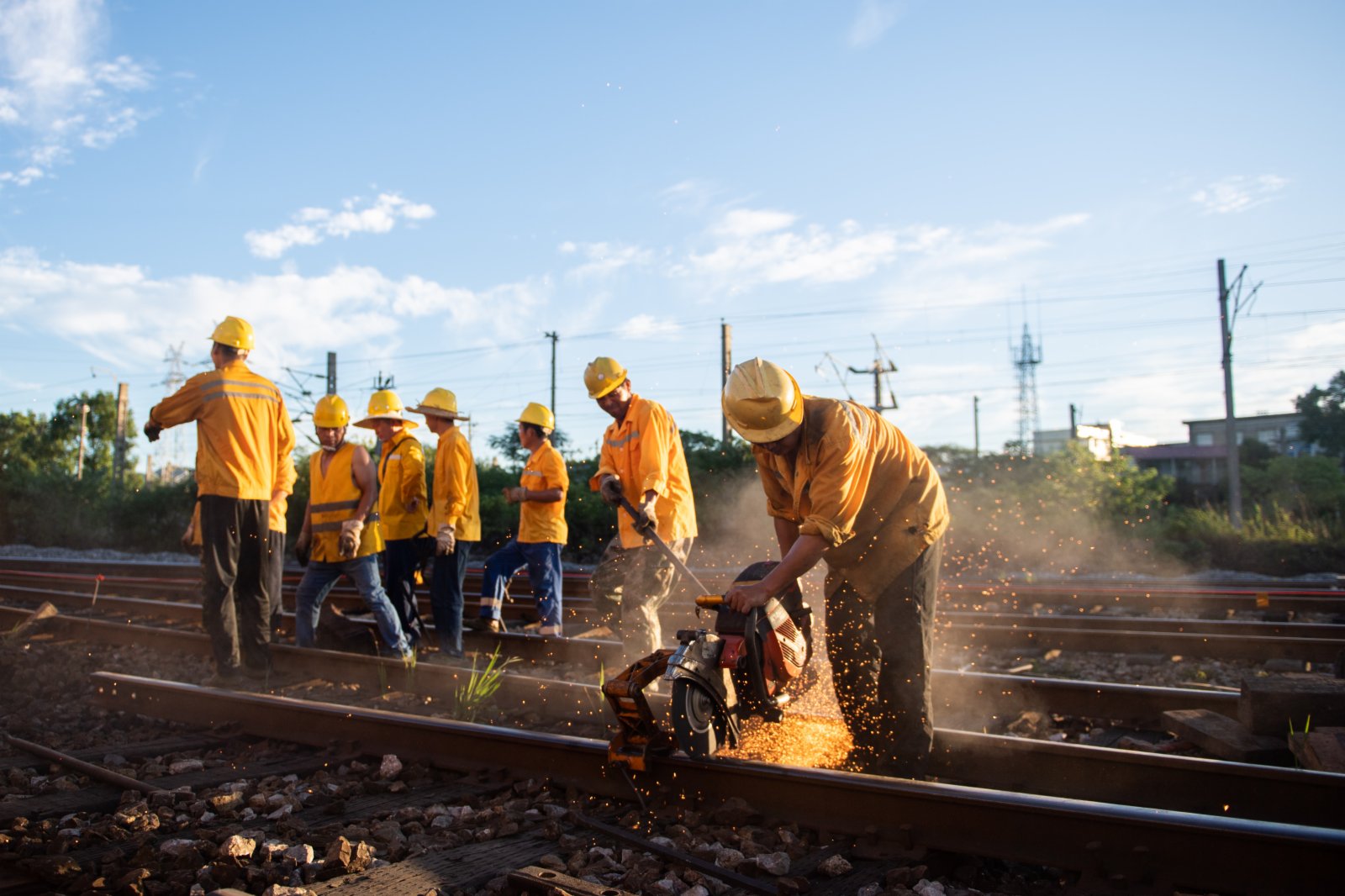 8月5日，在株洲北站編組場，鐵路工人正在鋸軌。（新華社）