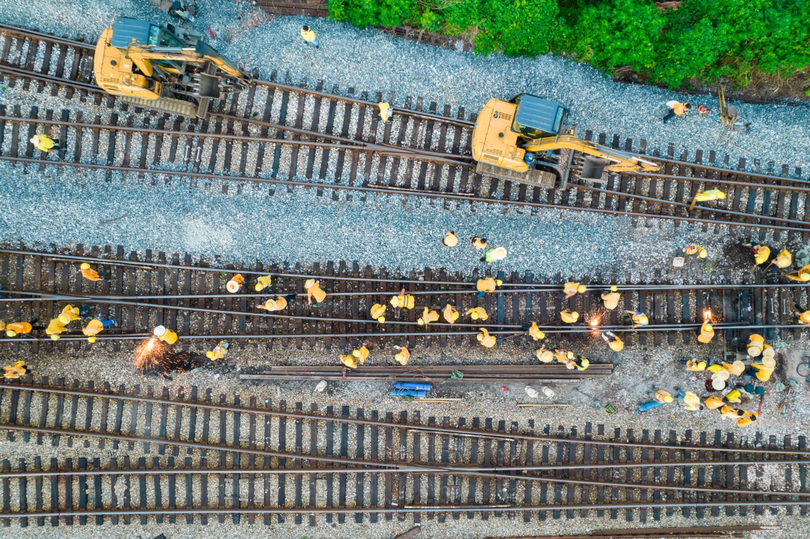 8月5日，在株洲北站編組場，鐵路工人們正在換岔施工（無人機照片）。（新華社）