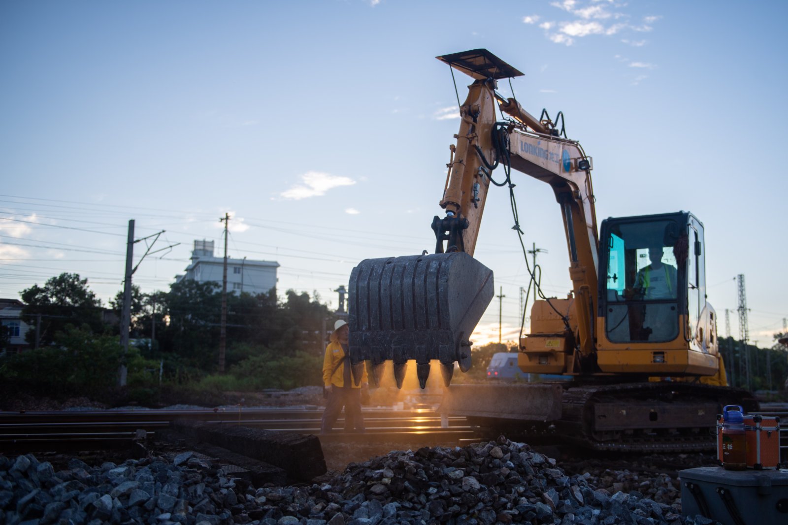 8月5日，在株洲北站編組場，挖掘機正在進行挖掘作業。（新華社）