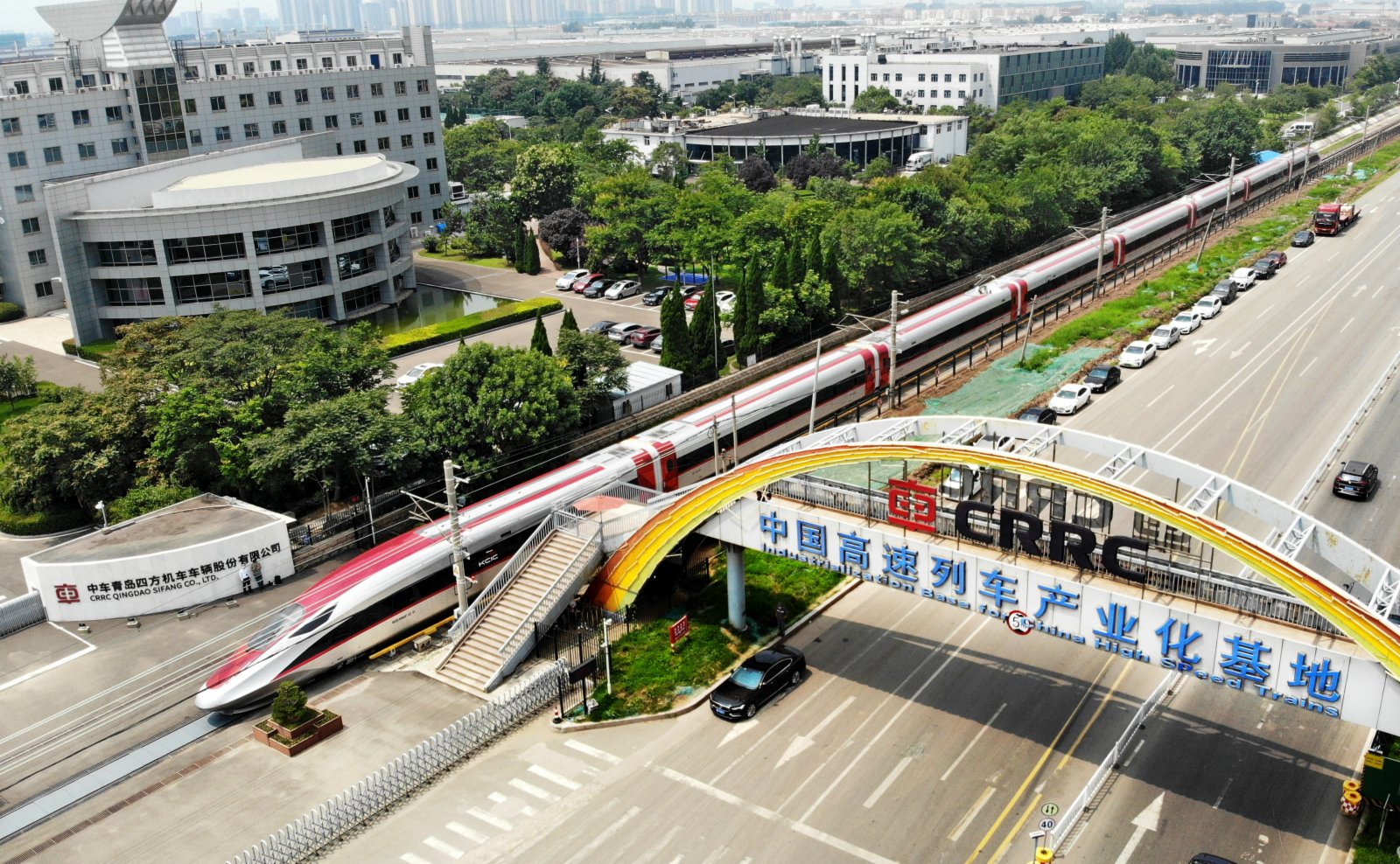8月5日，一列雅萬高鐵高速動車組行駛在位於山東省青島市的中車四方股份公司環形試驗線上（無人機照片）。（新華社）