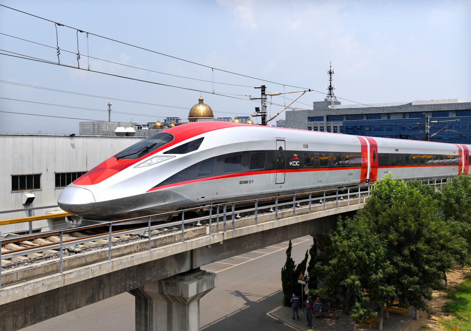 8月5日，一列雅萬高鐵高速動車組行駛在位於山東省青島市的中車四方股份公司環形試驗線上。（新華社）